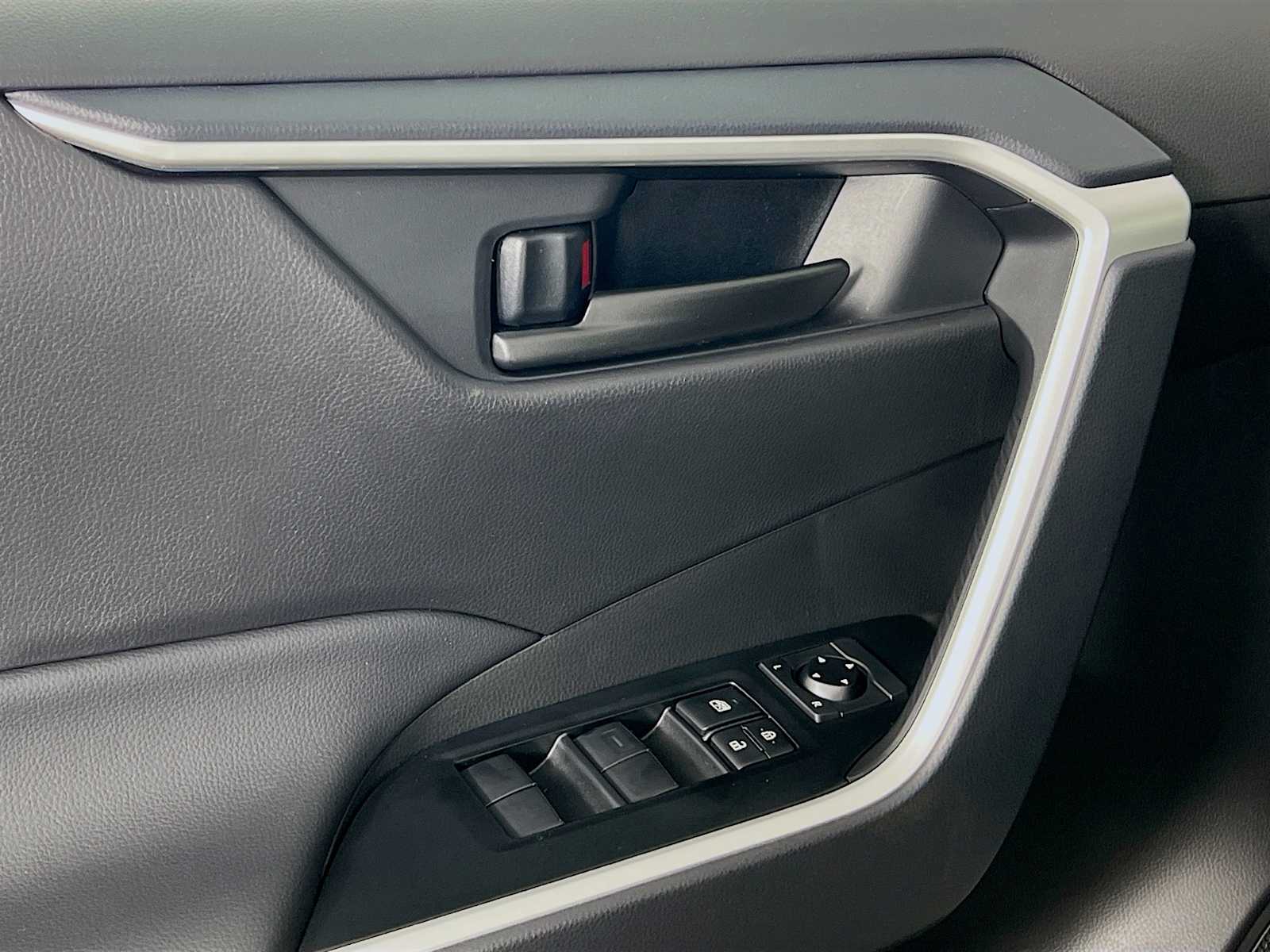 2025 Toyota RAV4 LE - Photo 16
