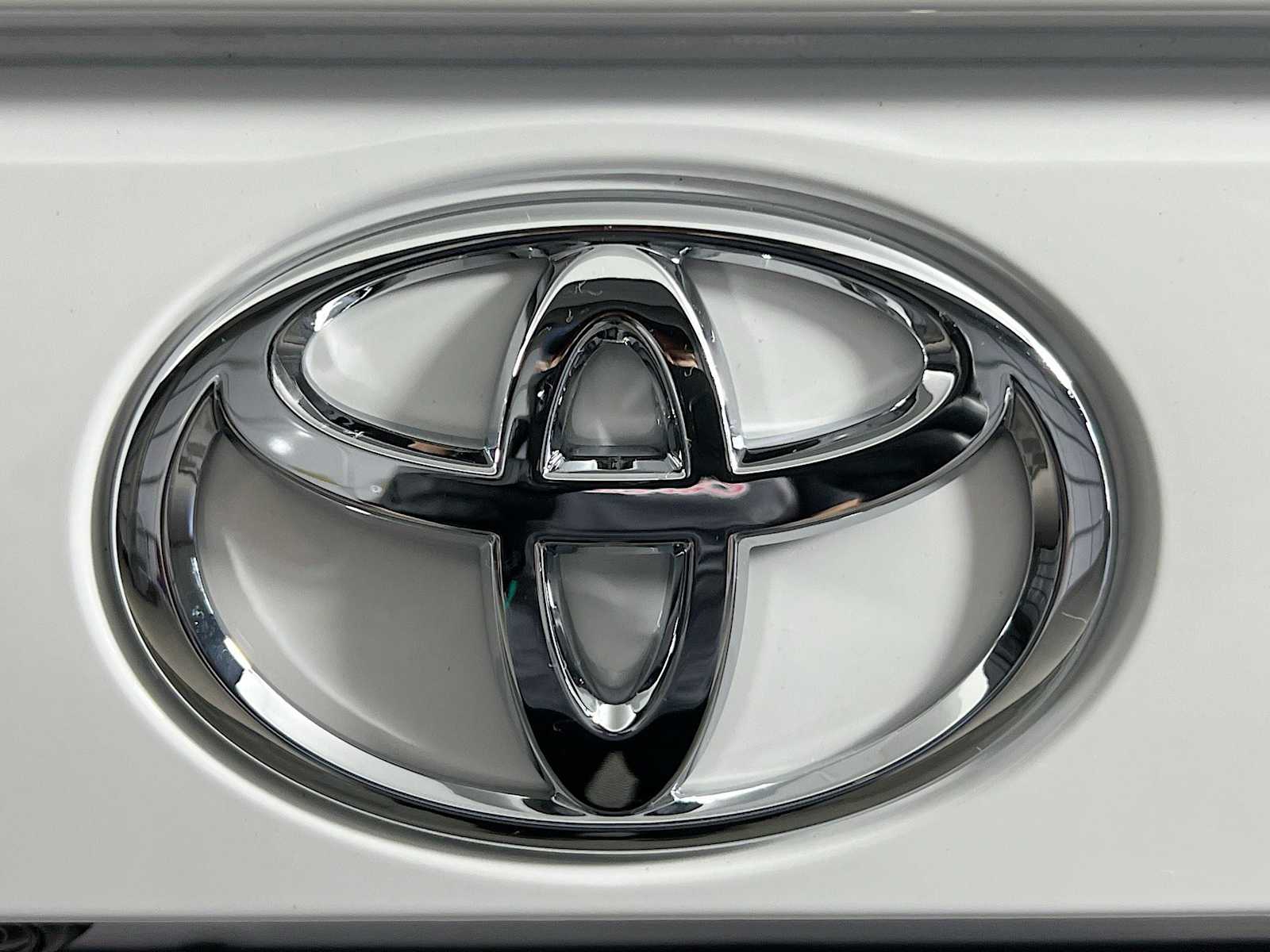 2025 Toyota RAV4 LE - Photo 18