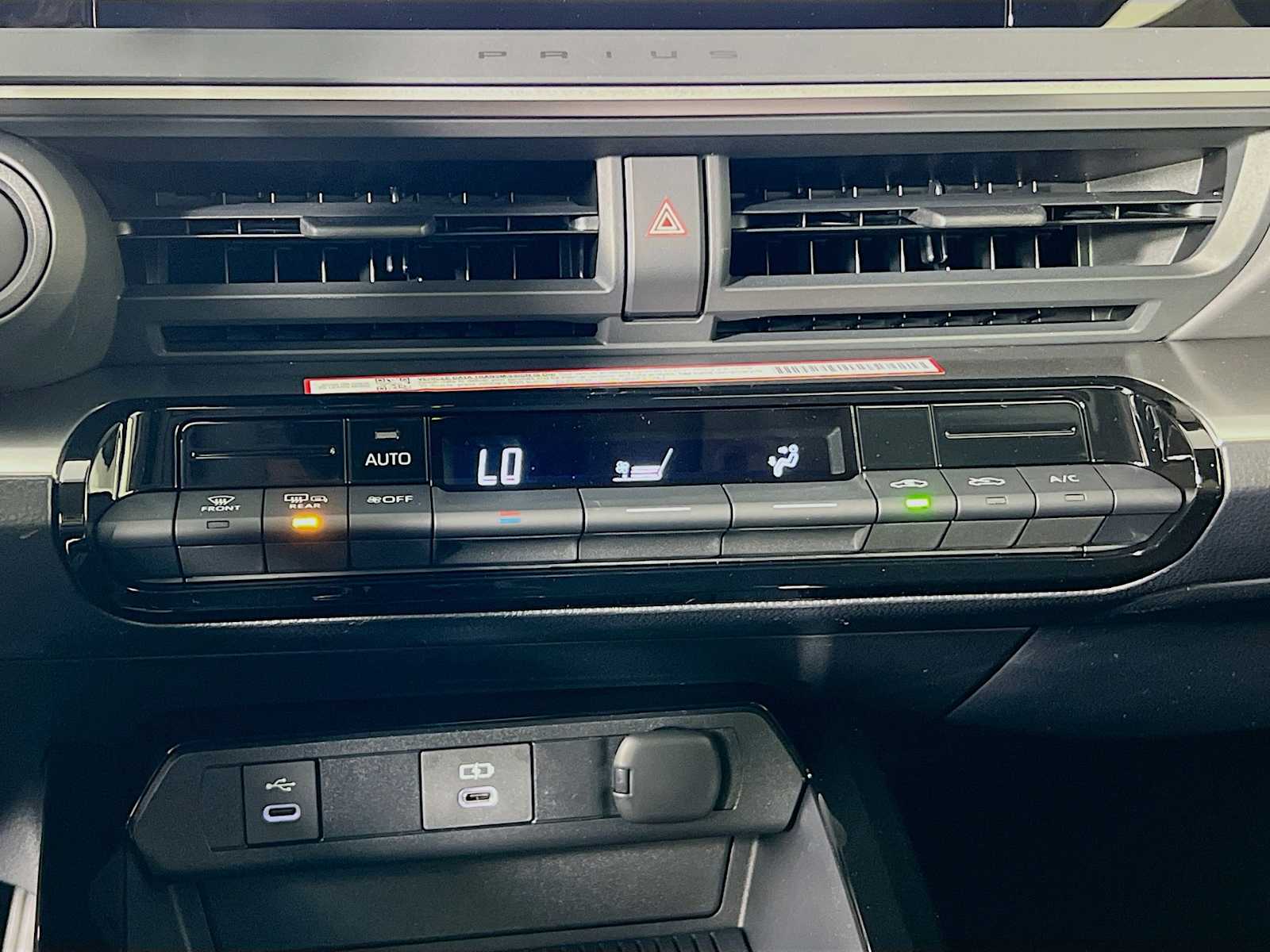 2026 Toyota Prius LE - Photo 10