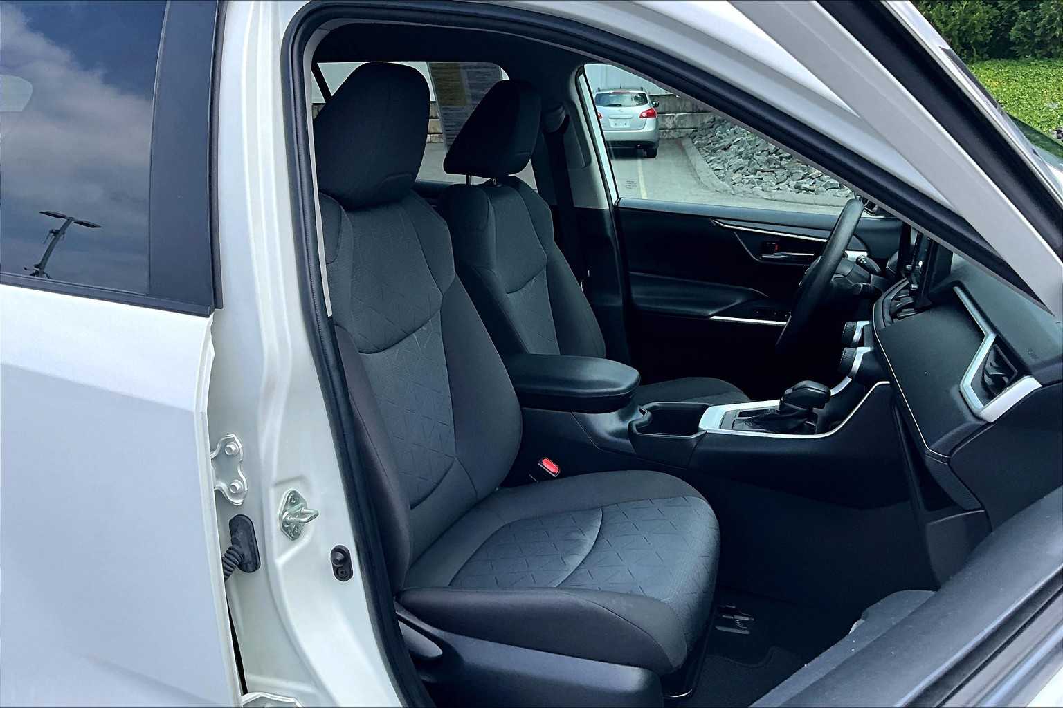2022 Toyota RAV4 XLE - Photo 11