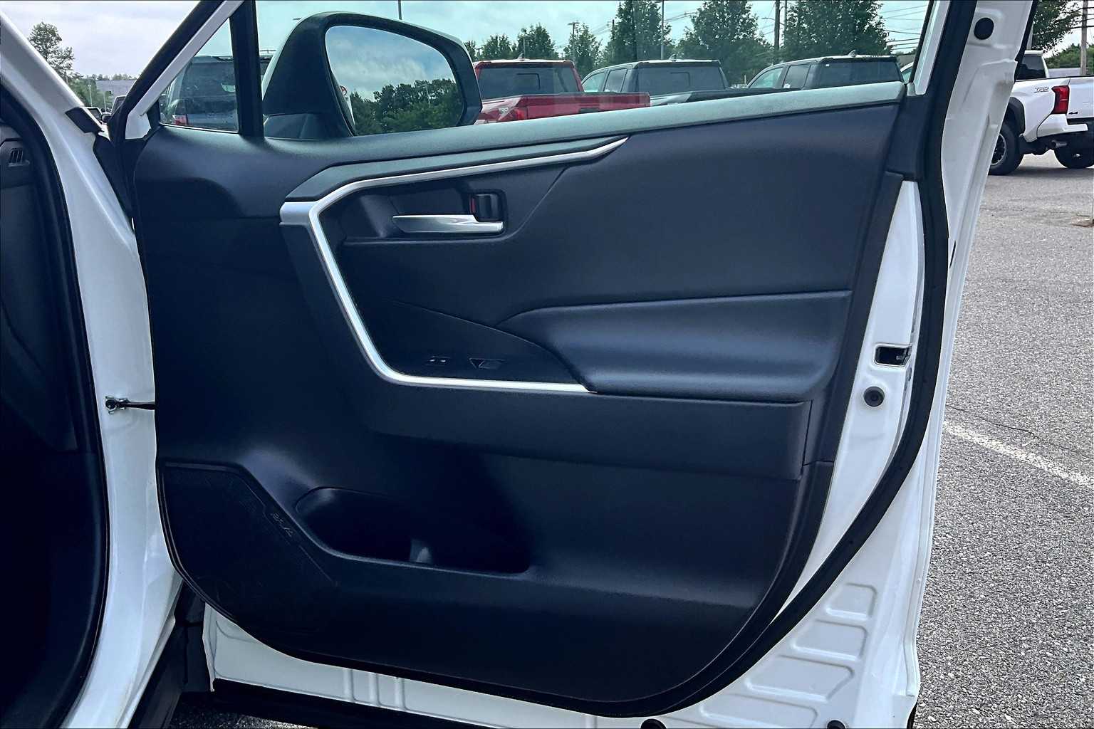2022 Toyota RAV4 XLE - Photo 12