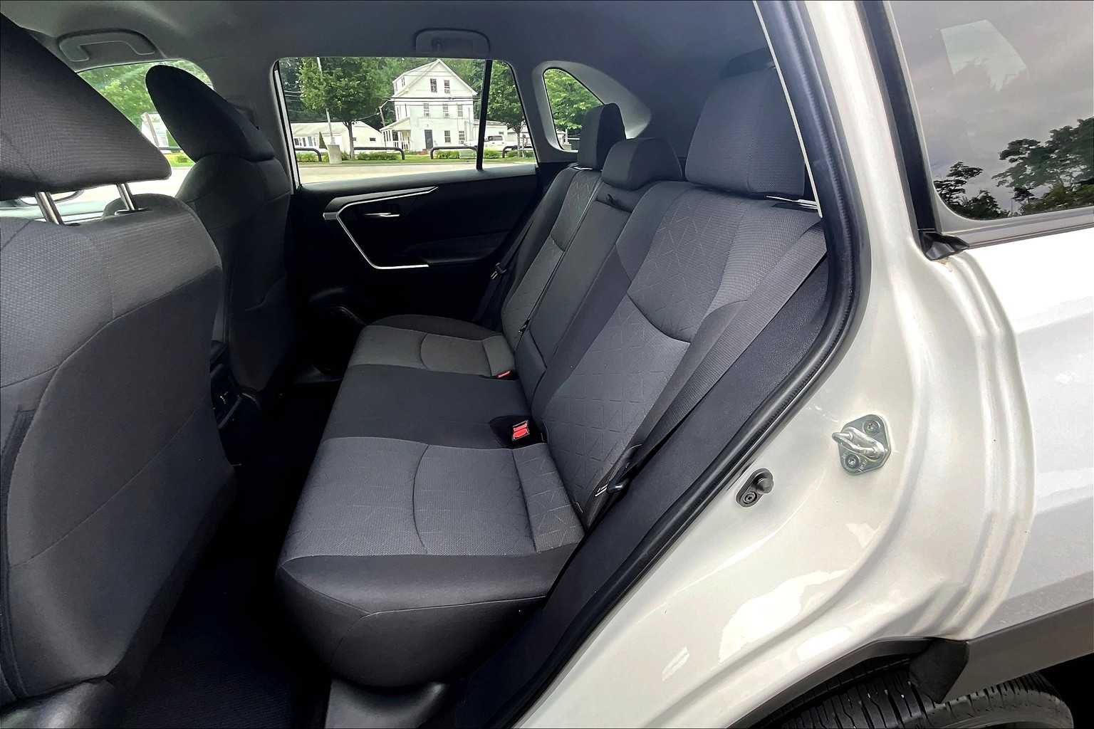 2022 Toyota RAV4 XLE - Photo 15