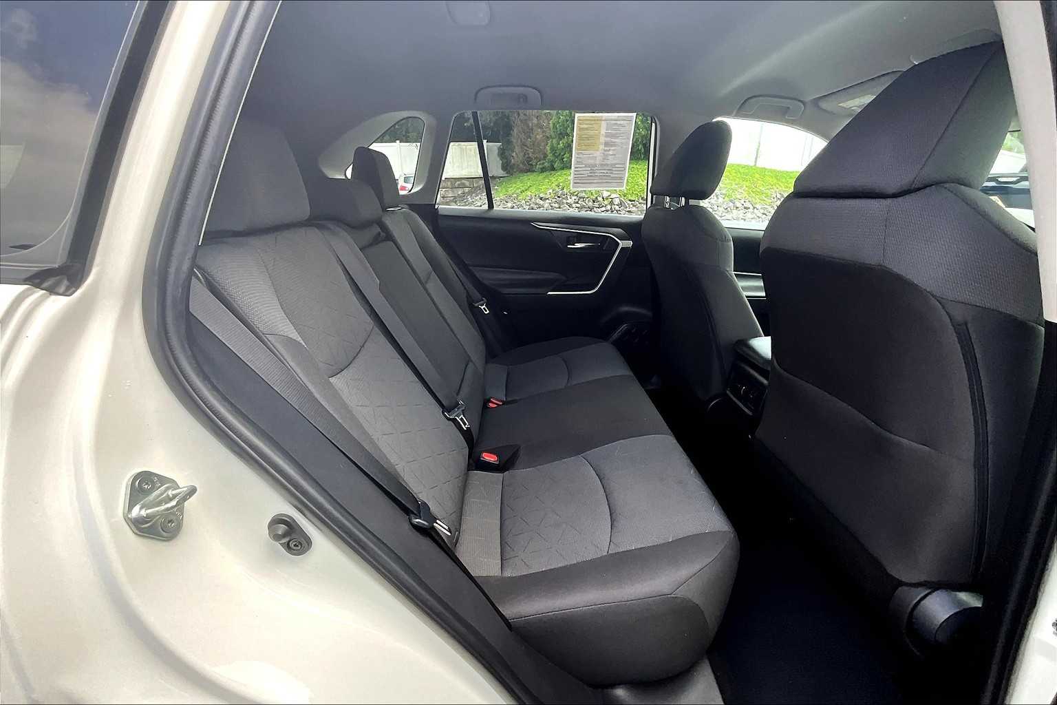 2022 Toyota RAV4 XLE - Photo 16