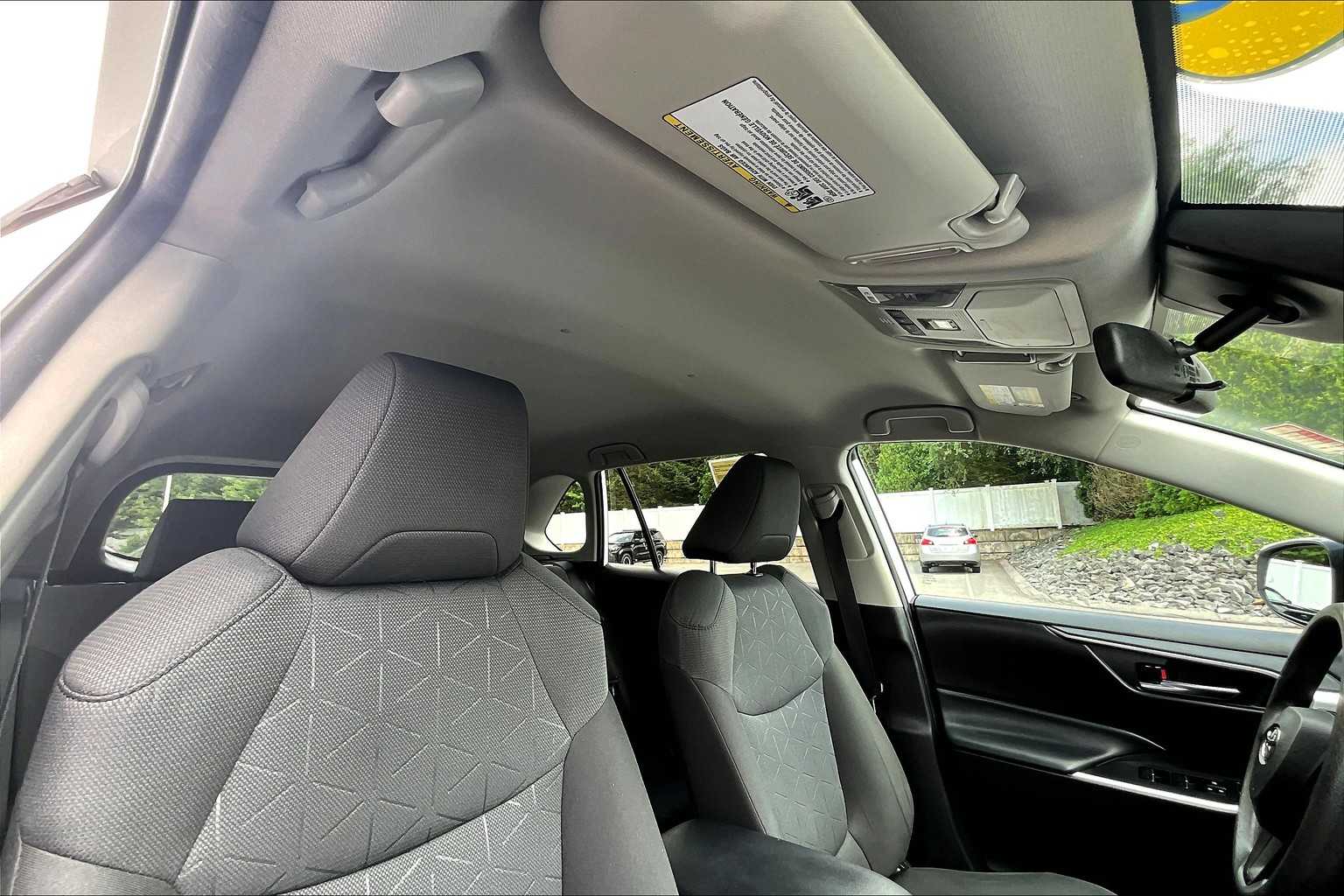 2022 Toyota RAV4 XLE - Photo 22