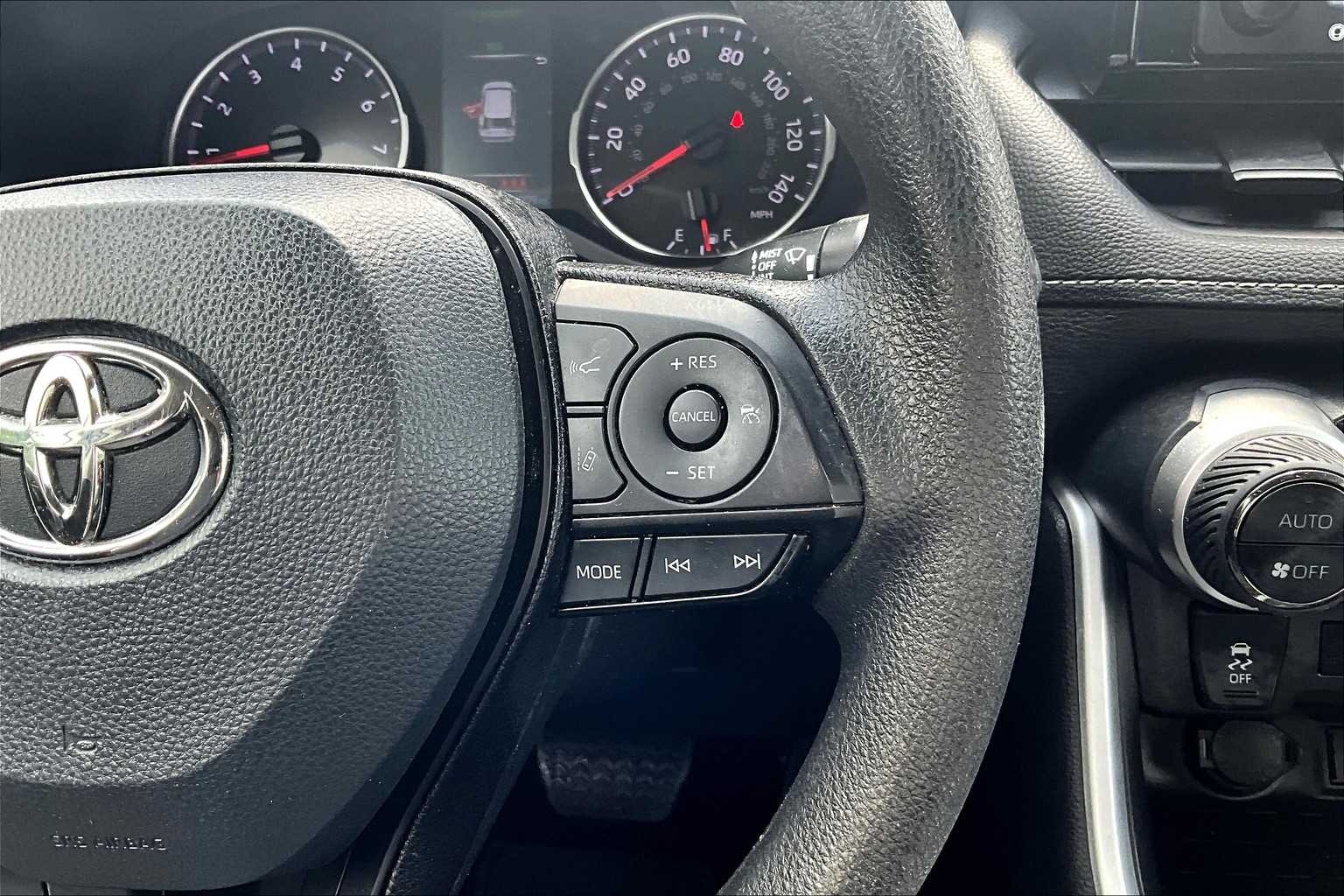 2022 Toyota RAV4 XLE - Photo 24