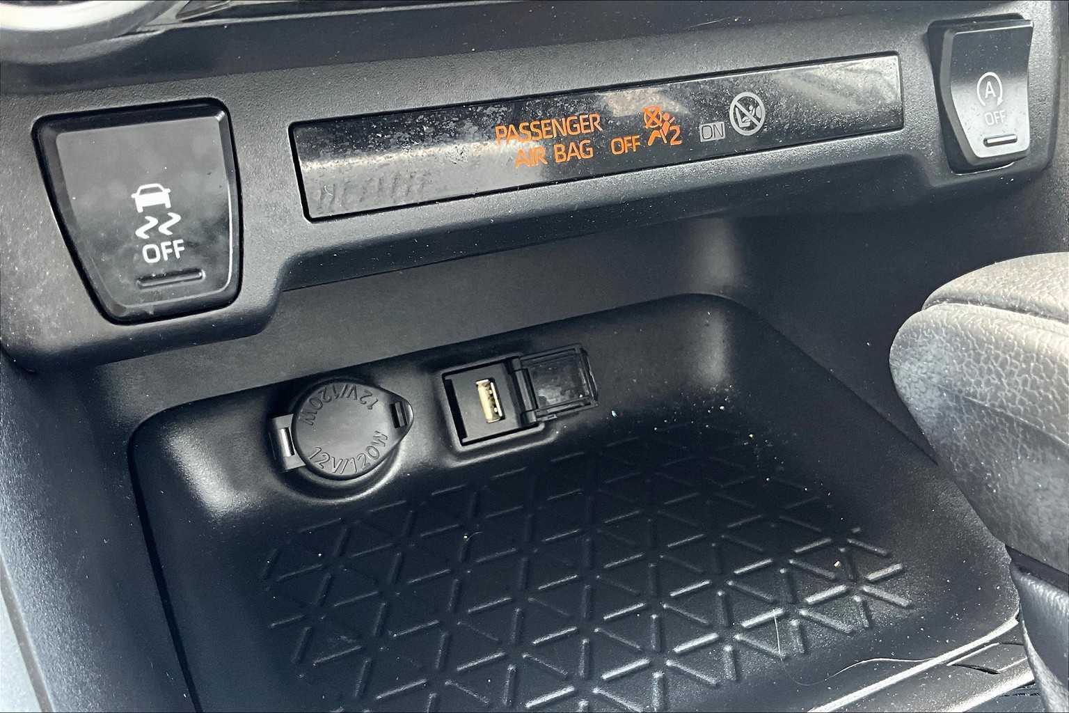 2022 Toyota RAV4 XLE - Photo 27