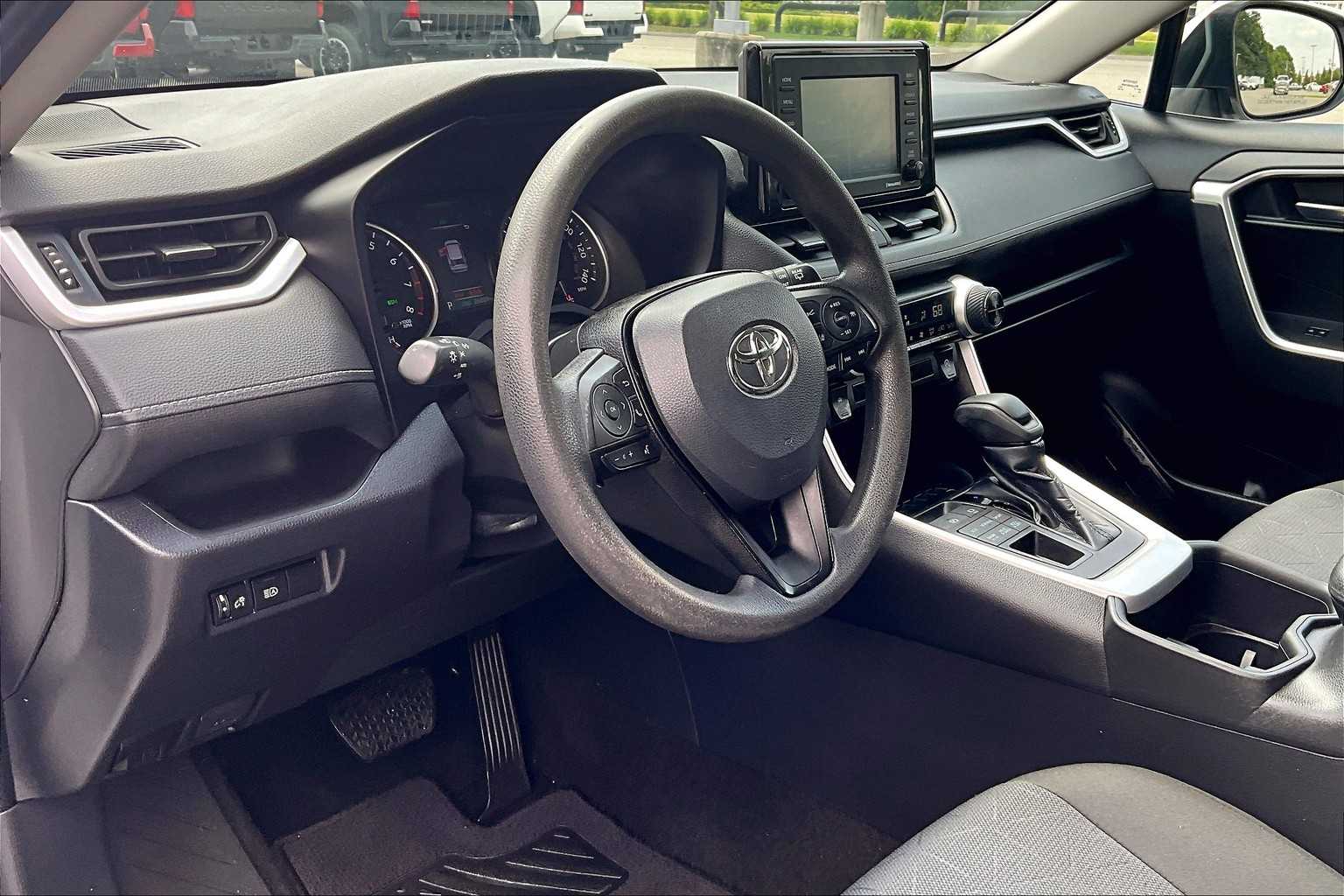 2022 Toyota RAV4 XLE - Photo 8
