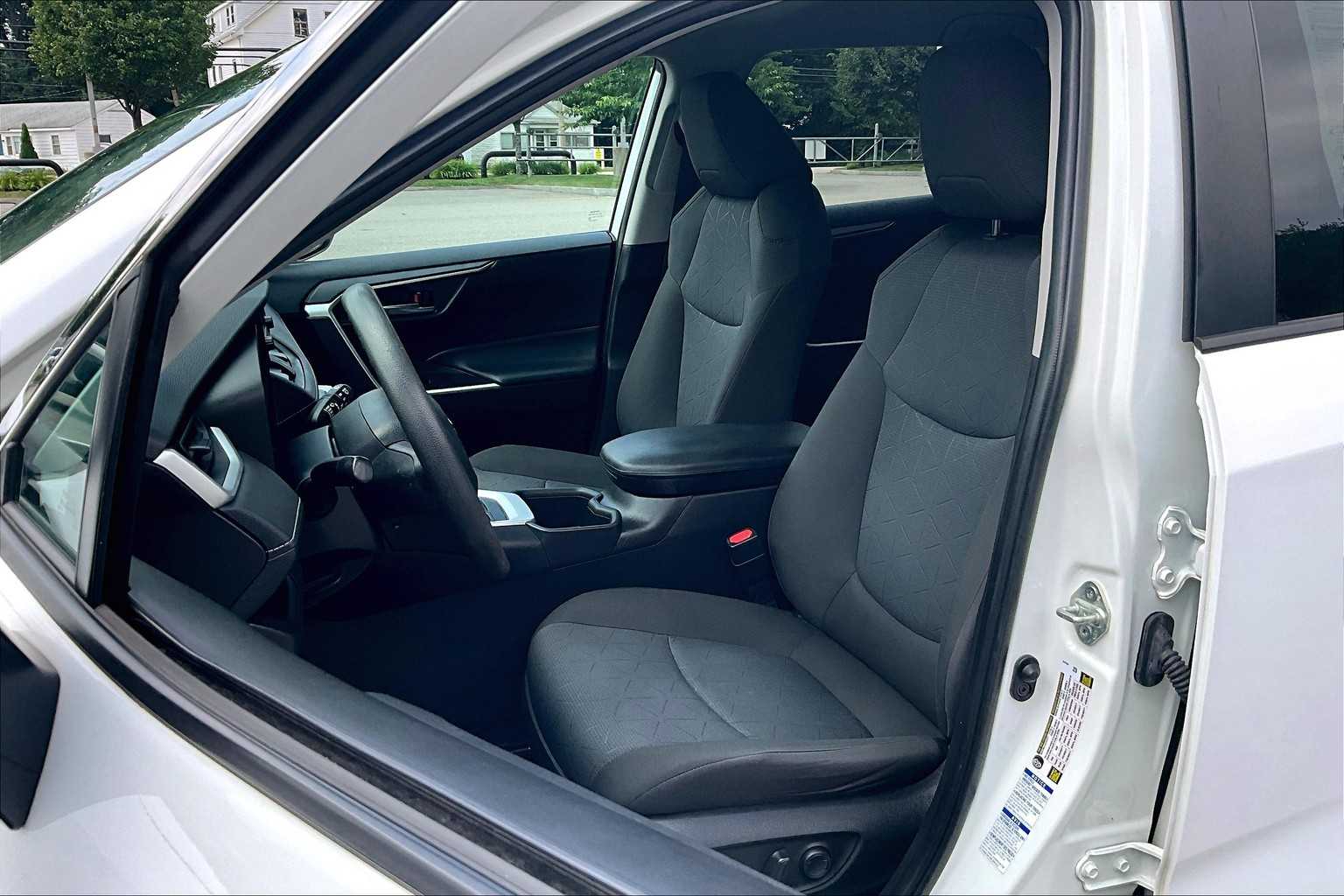 2022 Toyota RAV4 XLE - Photo 10