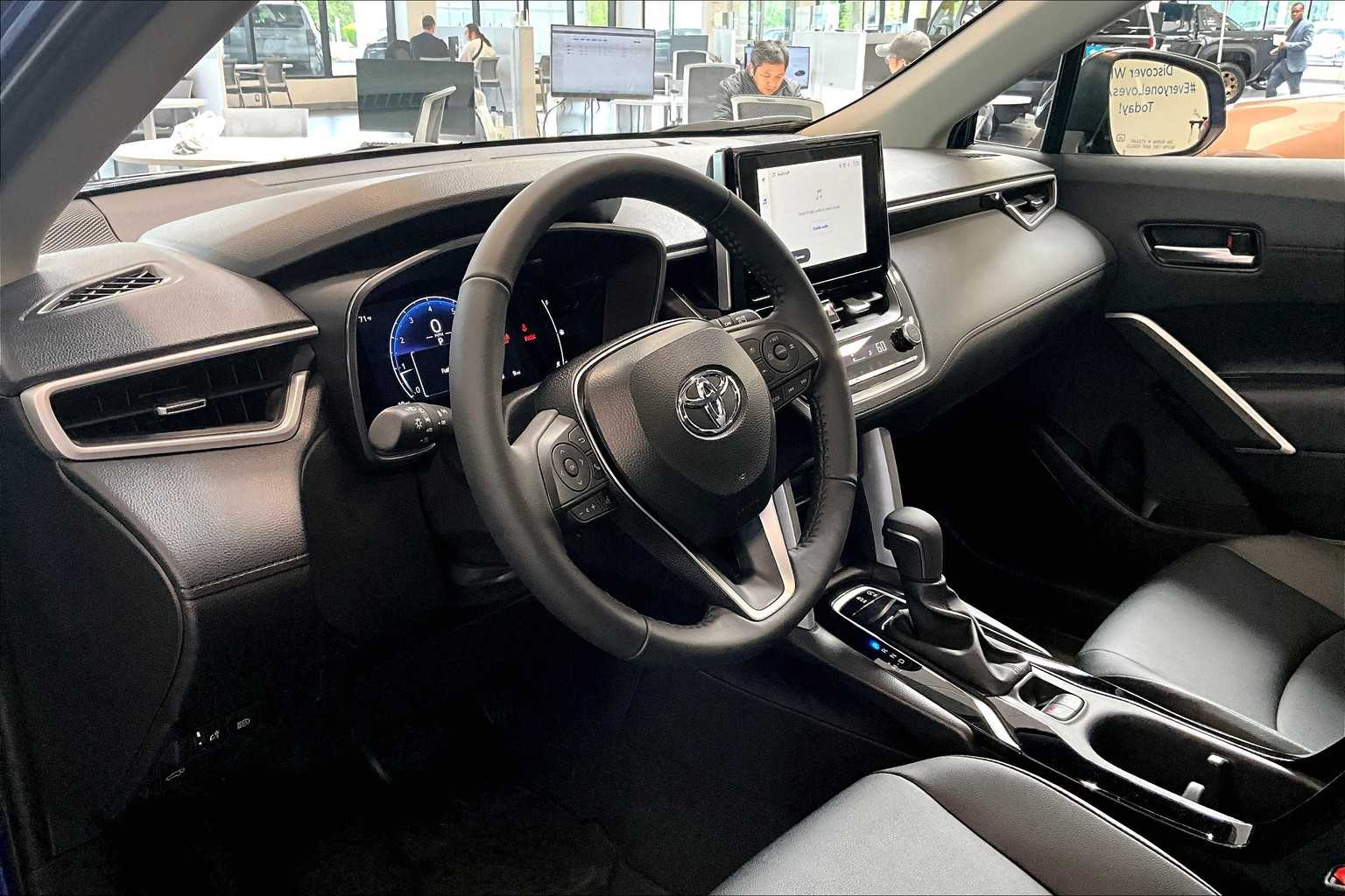 2025 Toyota Corolla Cross XLE - Photo 9