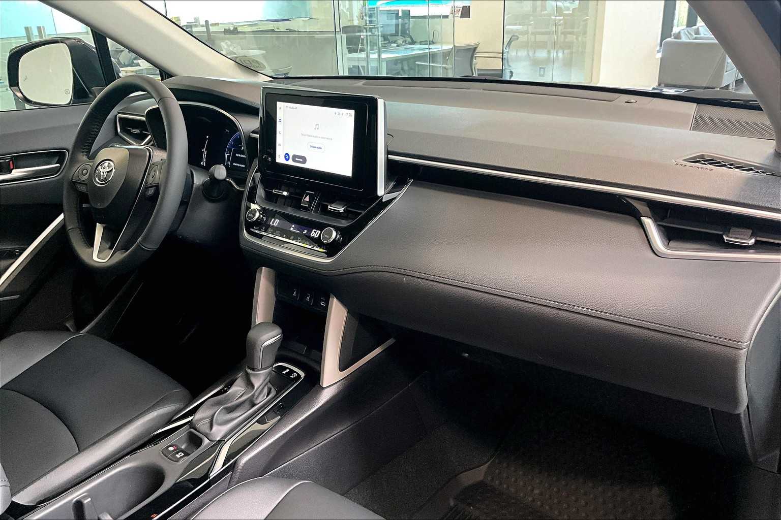 2025 Toyota Corolla Cross XLE - Photo 10