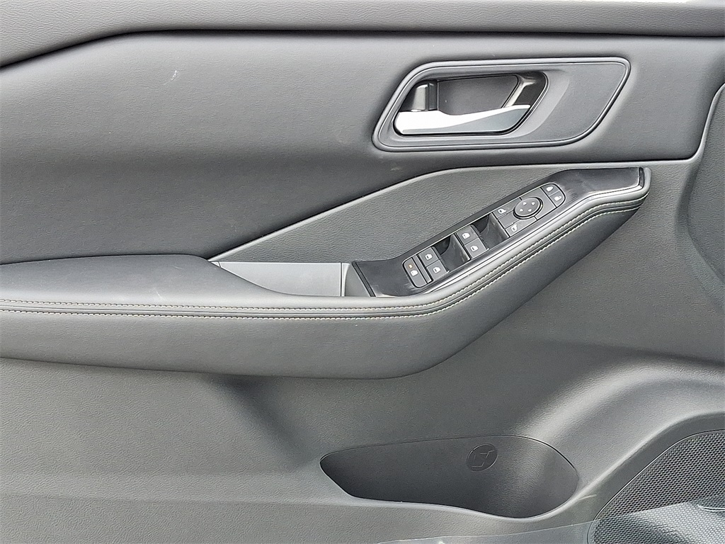 2026 Nissan Rogue SV - Photo 8