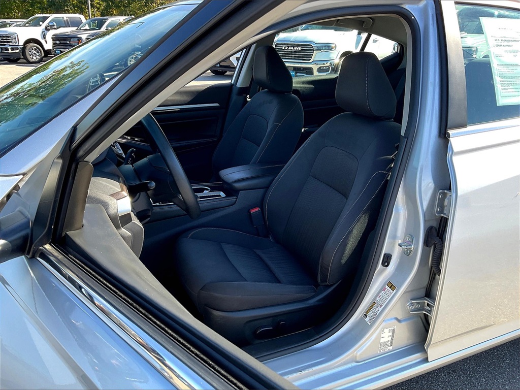 2023 Nissan Altima 2.5 SV - Photo 9