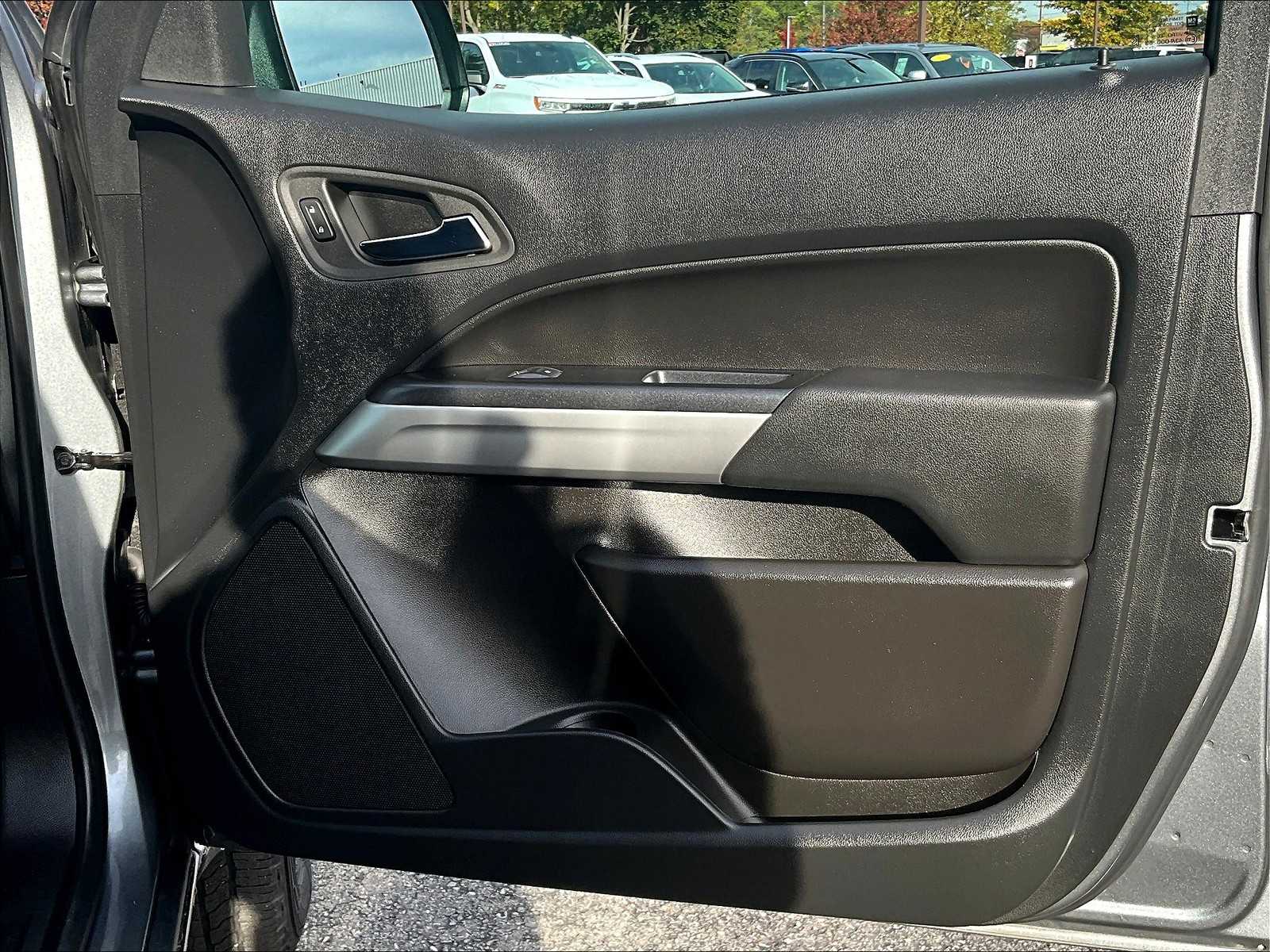 2022 Chevrolet Colorado 4WD LT - Photo 12
