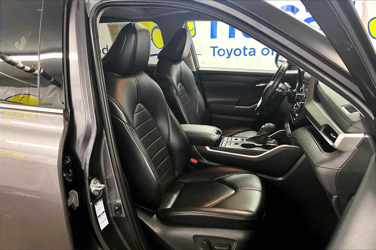 2021 Toyota Highlander XLE - Photo 11