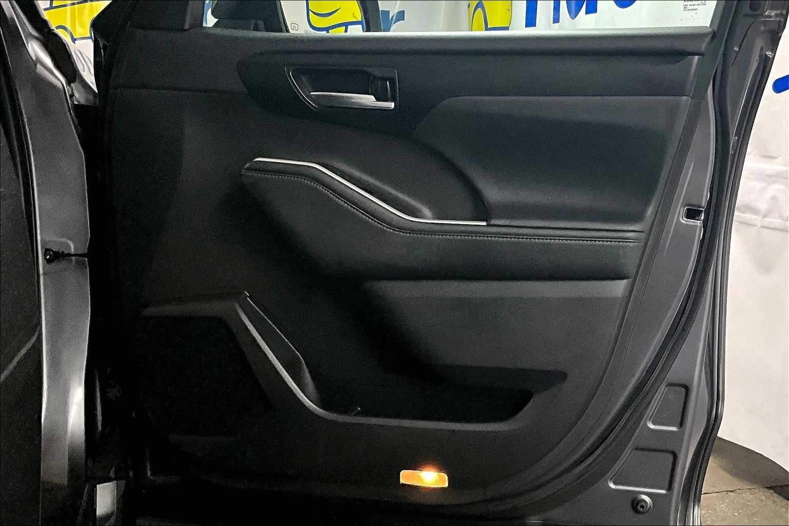 2021 Toyota Highlander XLE - Photo 12