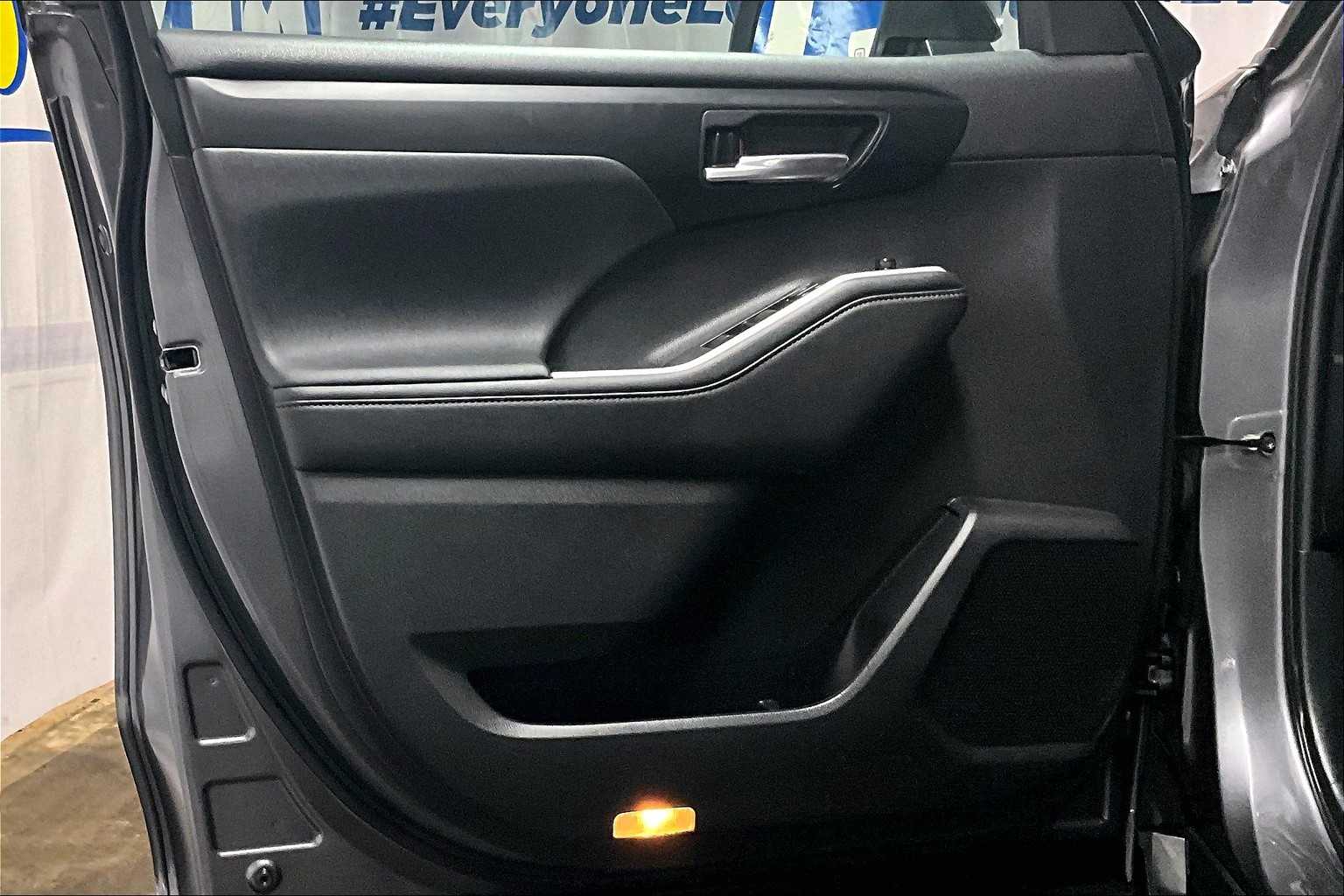 2021 Toyota Highlander XLE - Photo 9