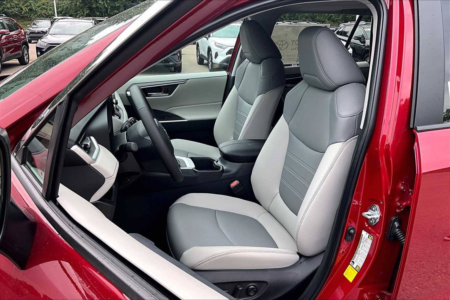 2025 Toyota RAV4 XLE Premium - Photo 11