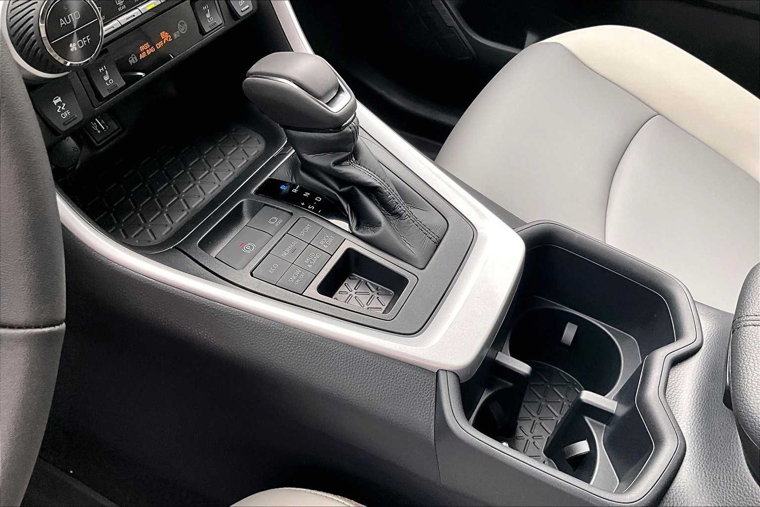 2025 Toyota RAV4 XLE Premium - Photo 14