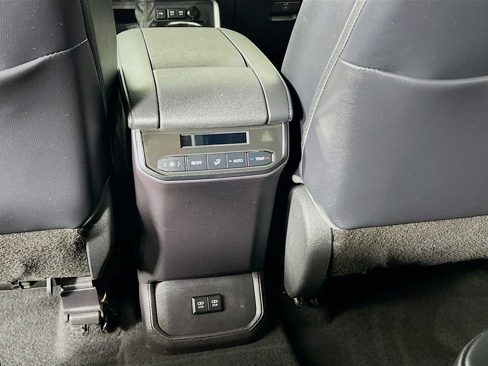 2021 Toyota Highlander XLE - Photo 26