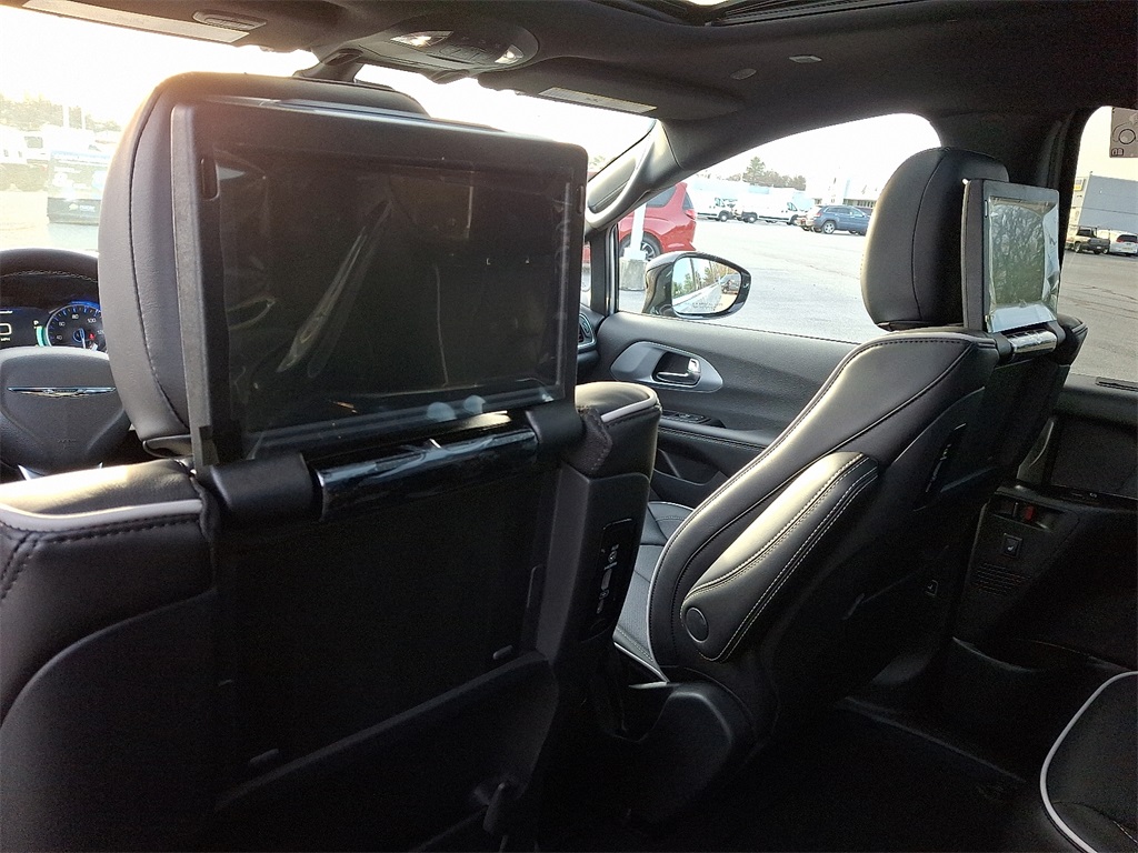 2026 Chrysler Pacifica Limited - Photo 8