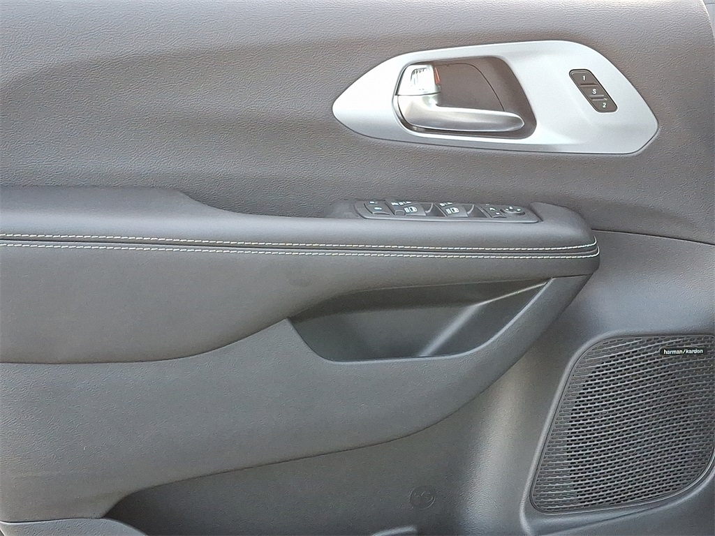2026 Chrysler Pacifica Limited - Photo 10