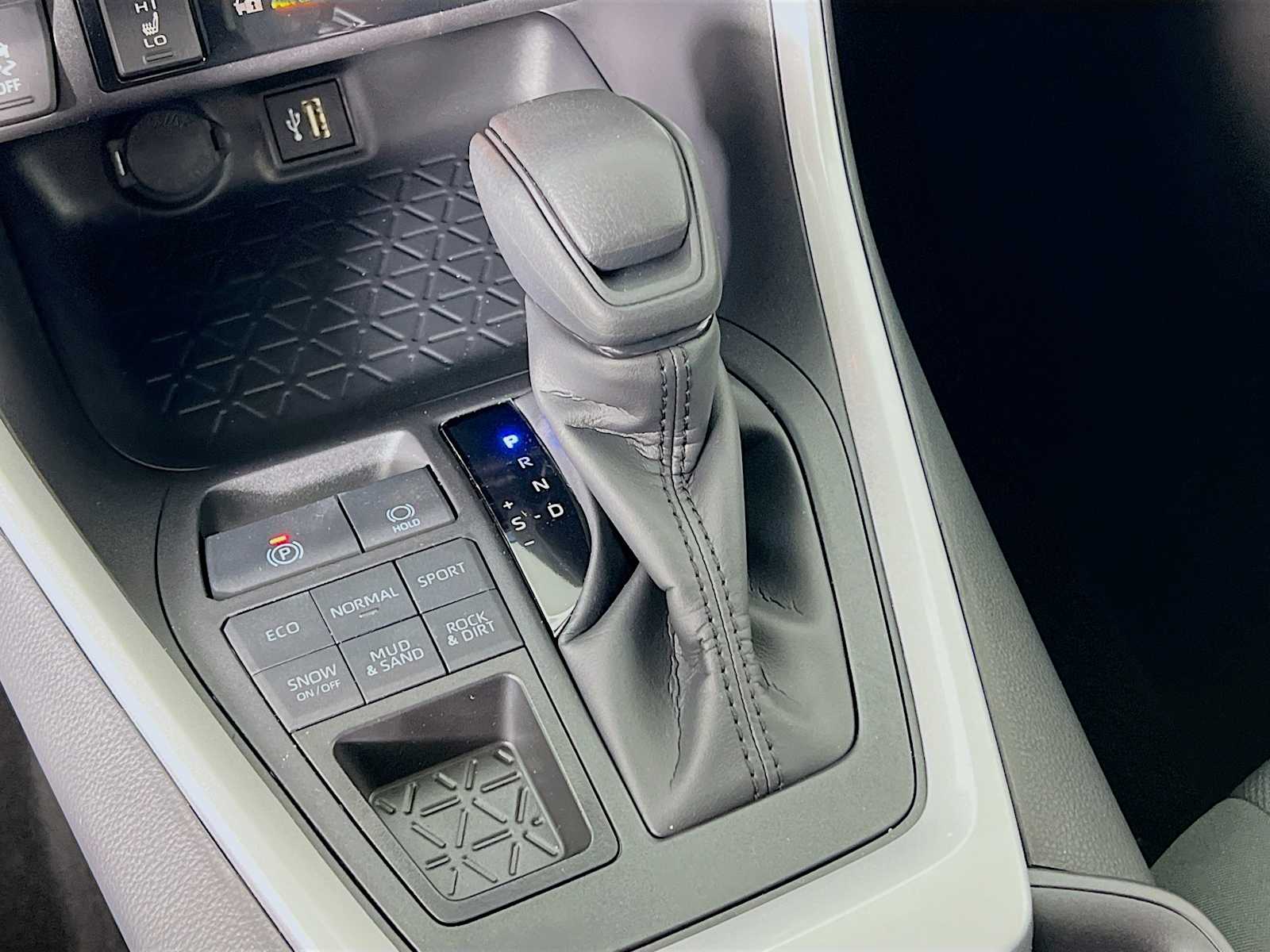 2025 Toyota RAV4 XLE - Photo 11
