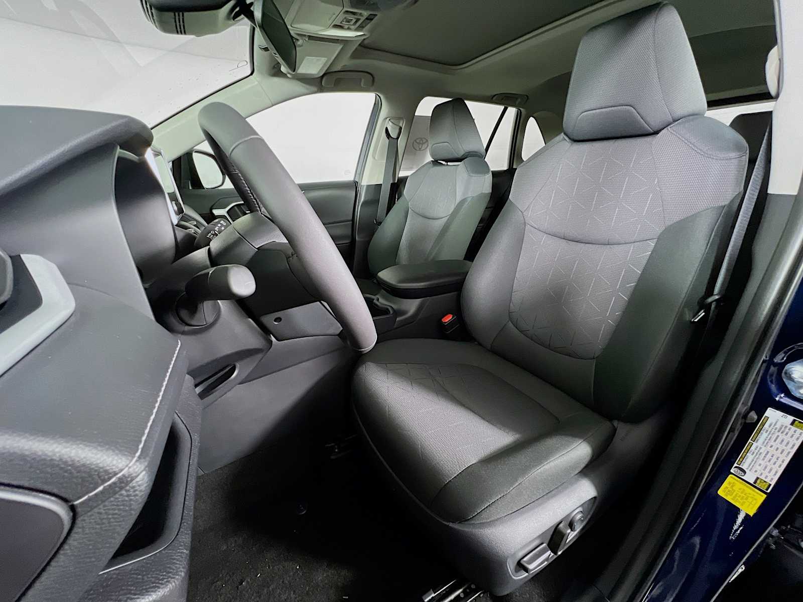 2025 Toyota RAV4 XLE - Photo 12