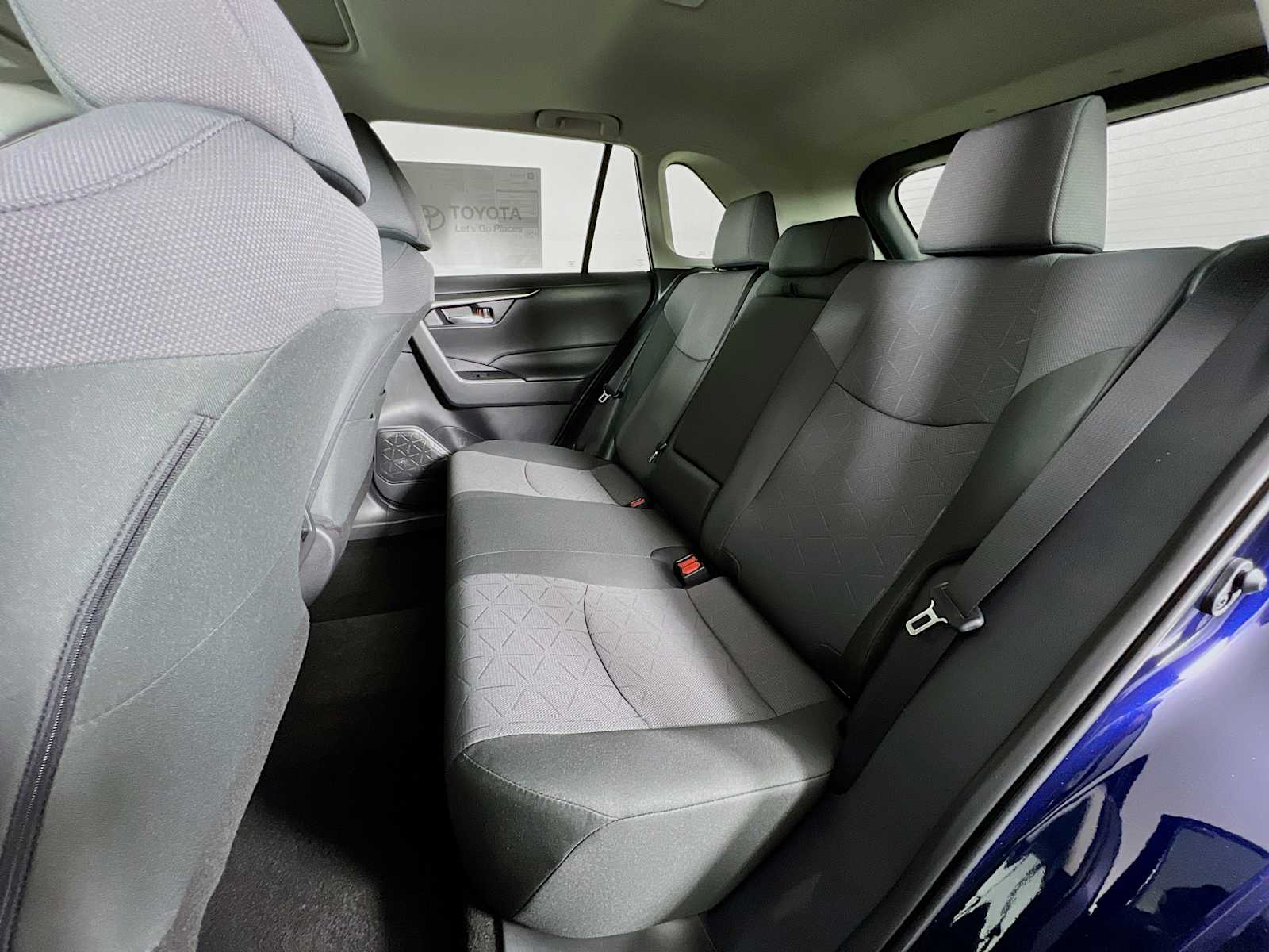 2025 Toyota RAV4 XLE - Photo 13