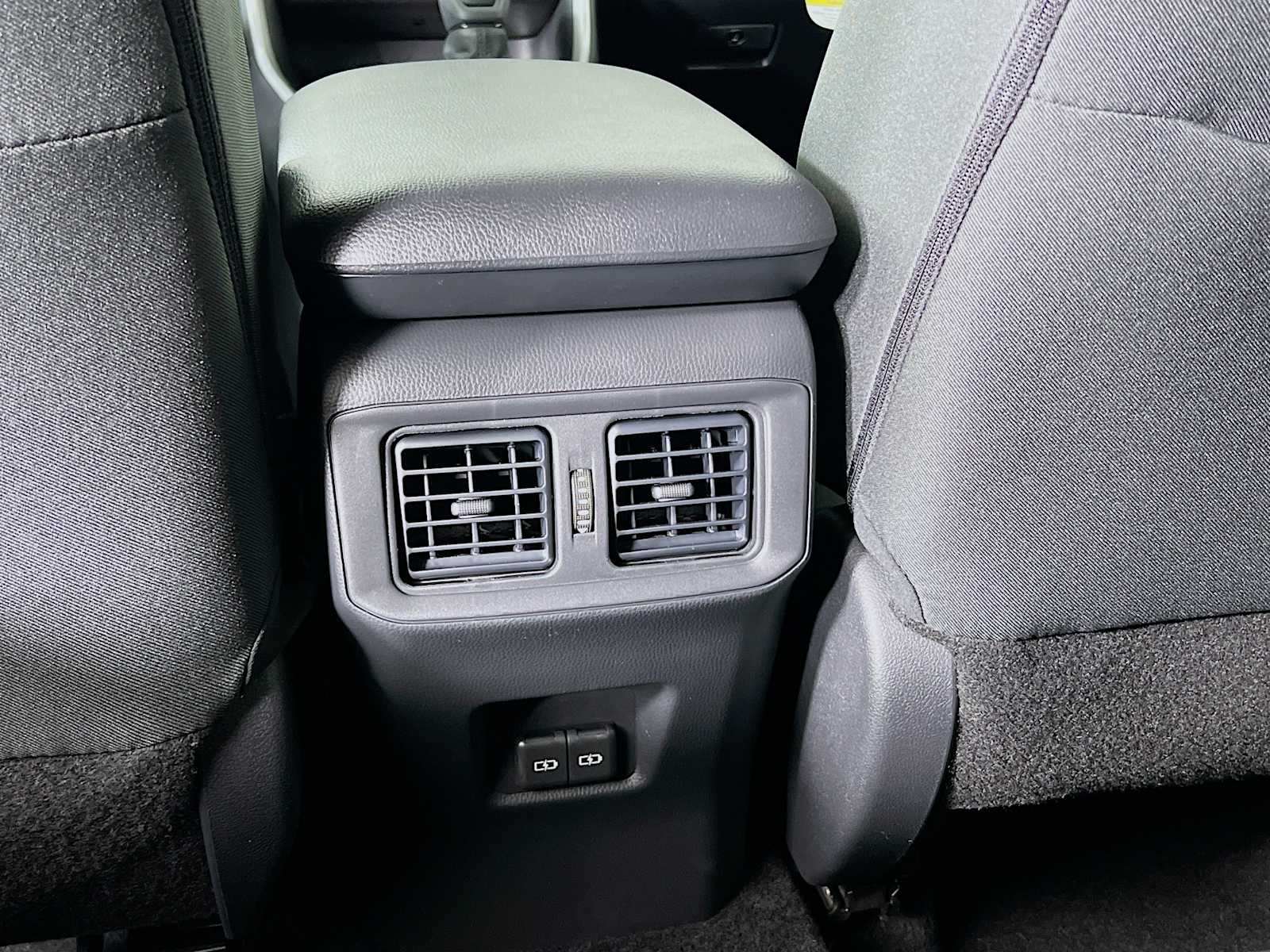 2025 Toyota RAV4 XLE - Photo 14