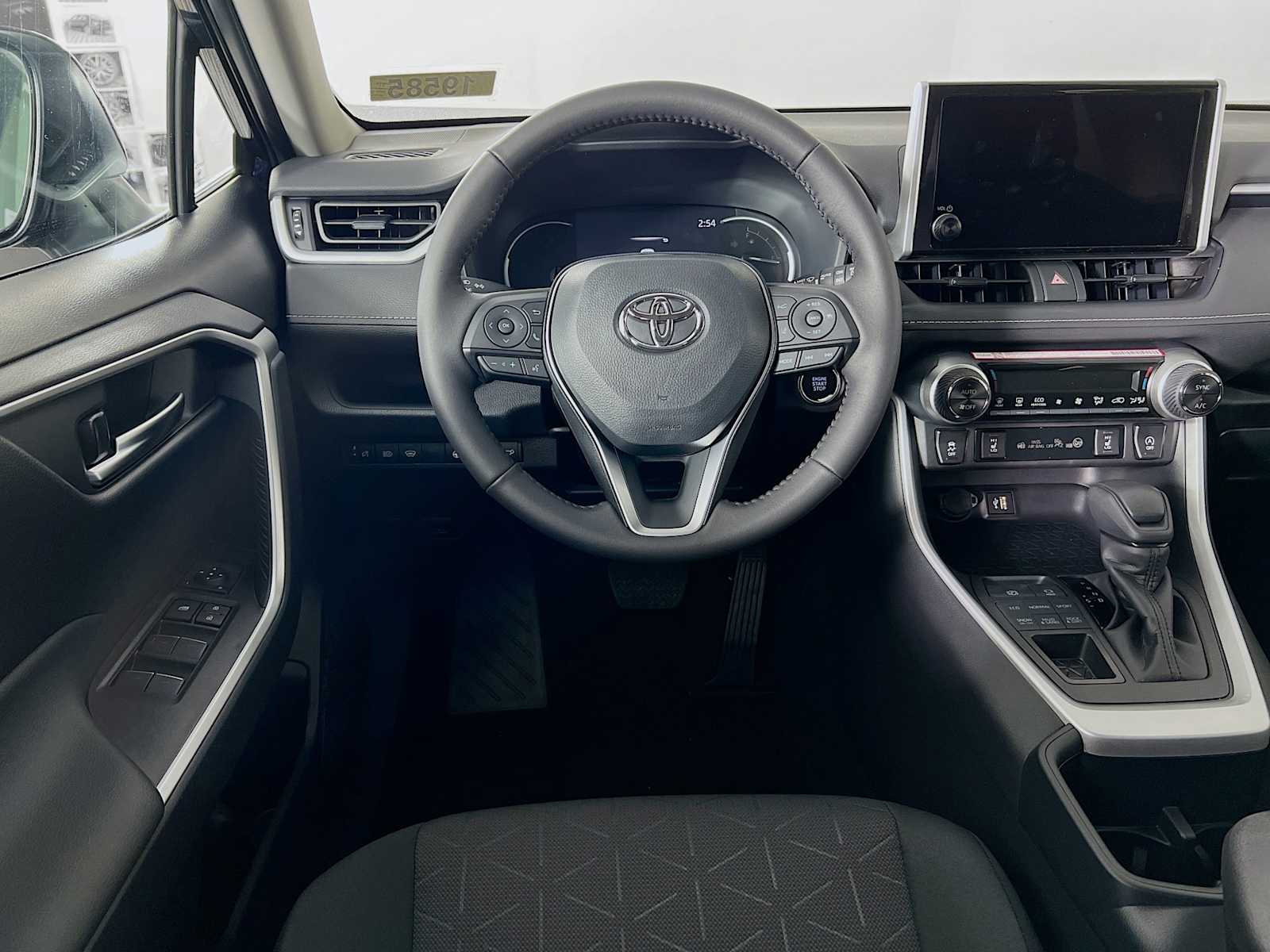 2025 Toyota RAV4 XLE - Photo 15