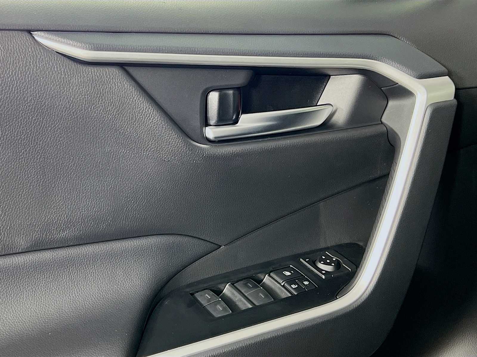 2025 Toyota RAV4 XLE - Photo 16
