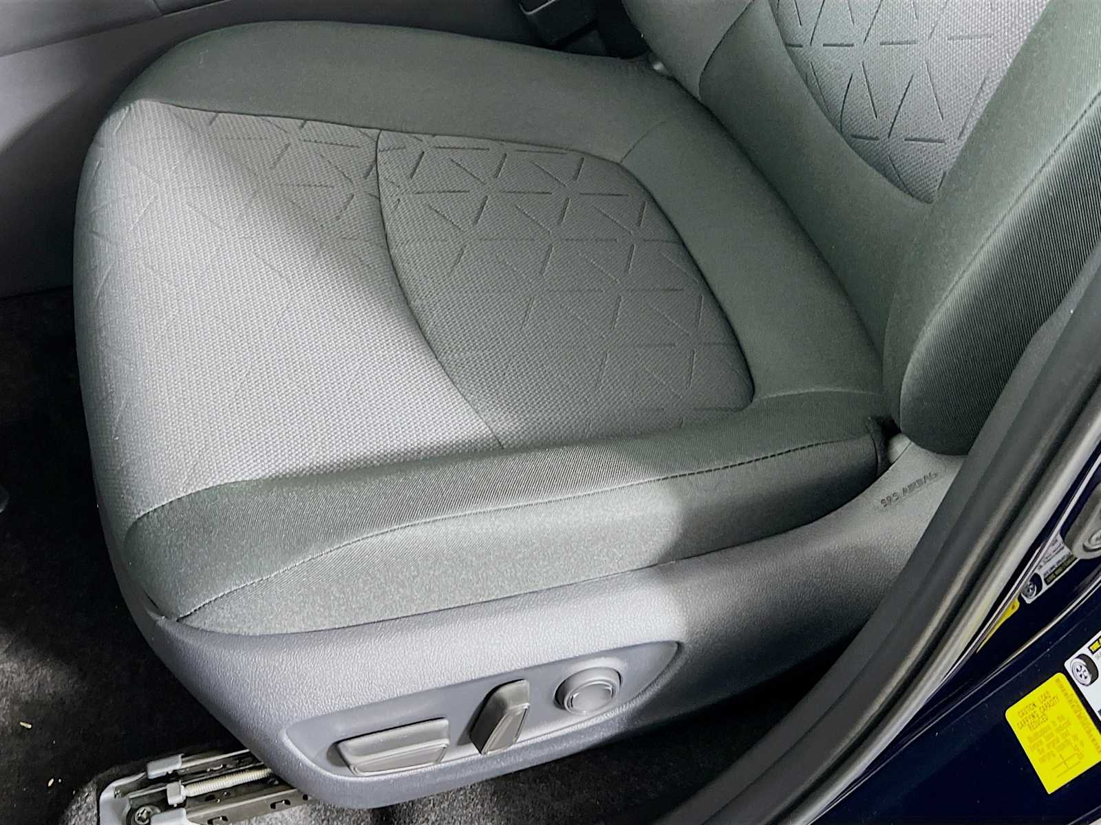 2025 Toyota RAV4 XLE - Photo 17