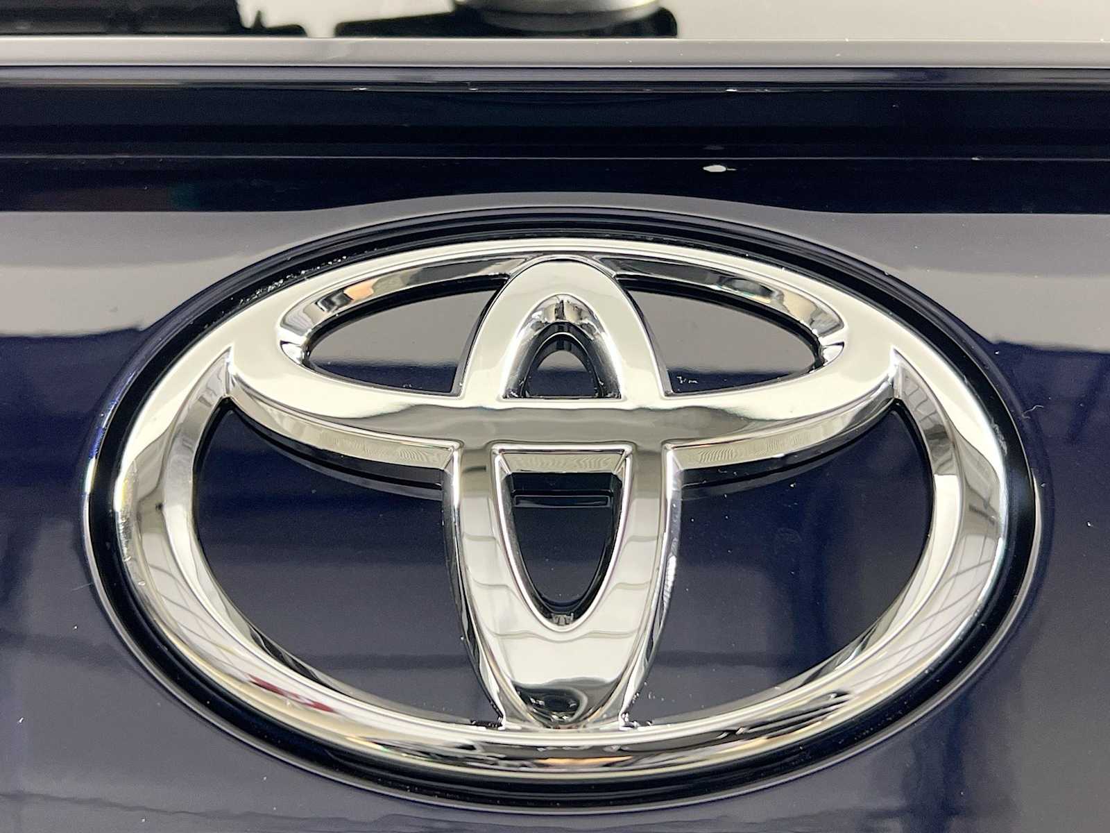 2025 Toyota RAV4 XLE - Photo 18