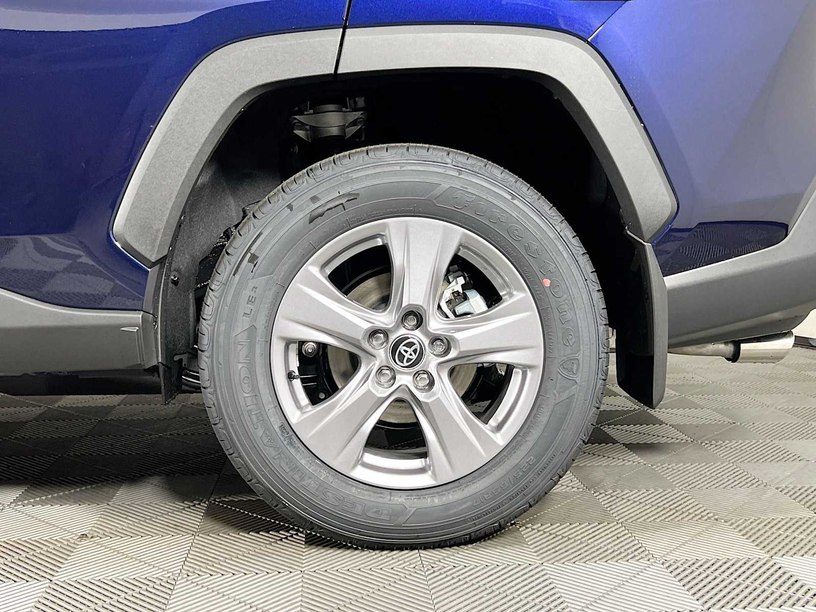 2025 Toyota RAV4 XLE - Photo 19