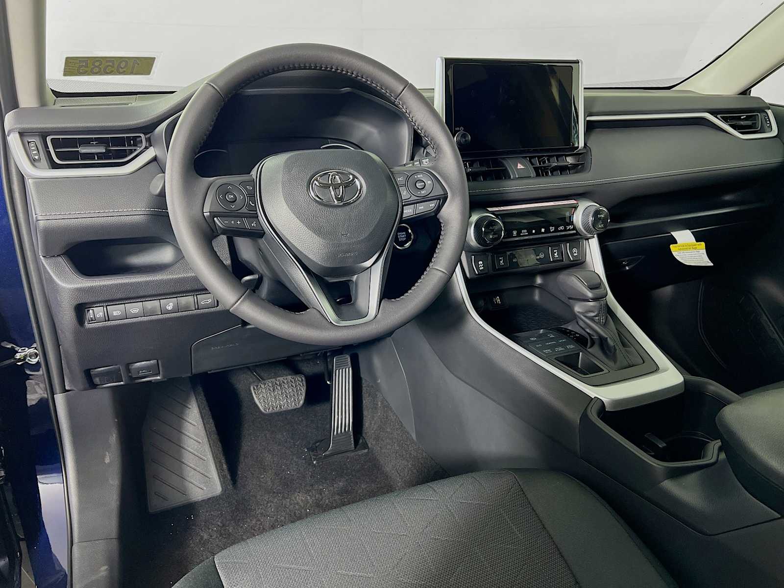2025 Toyota RAV4 XLE - Photo 6