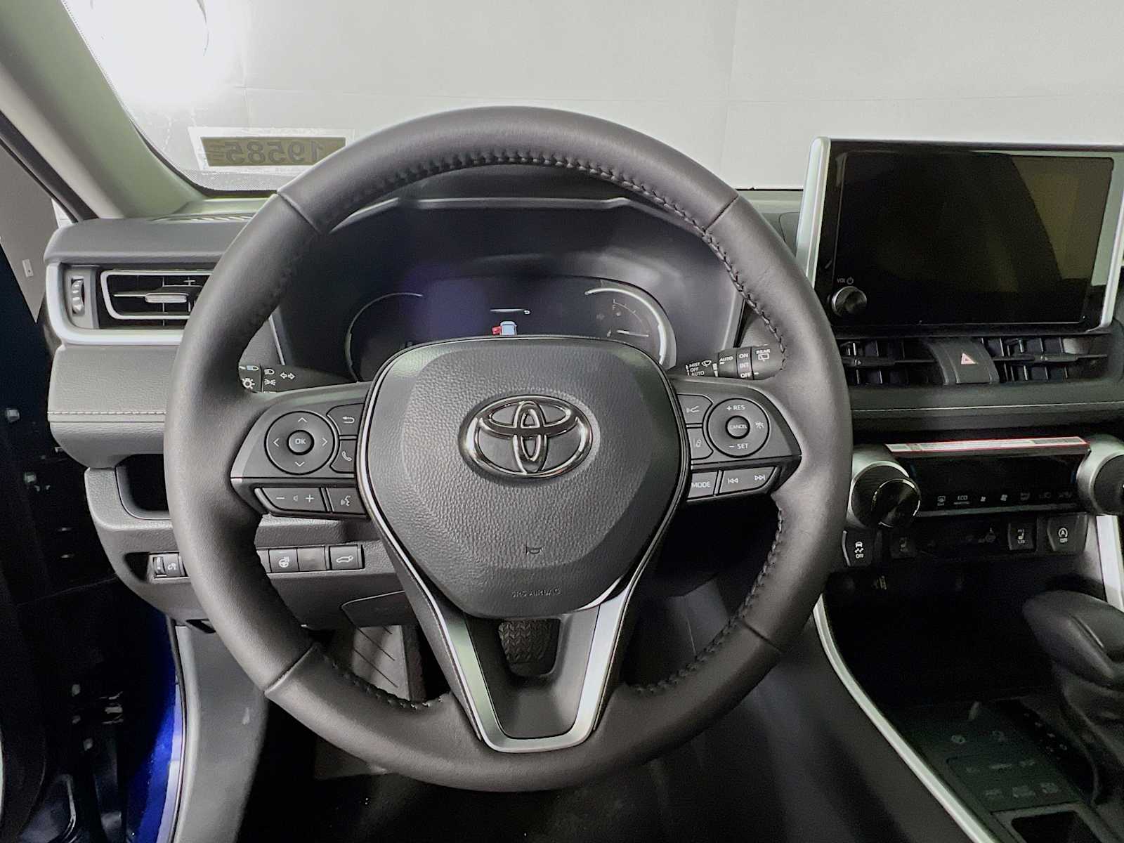 2025 Toyota RAV4 XLE - Photo 7