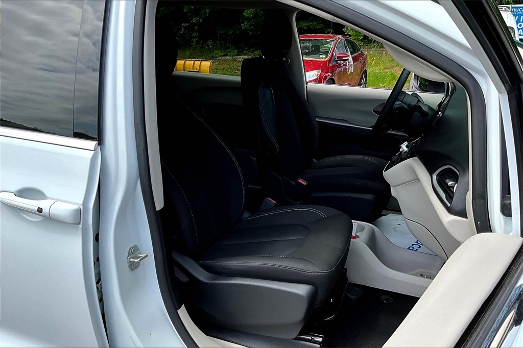 2023 Chrysler Voyager LX - Photo 11