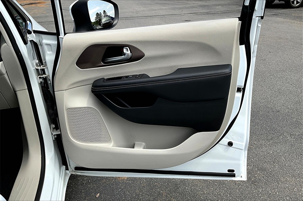 2023 Chrysler Voyager LX - Photo 12