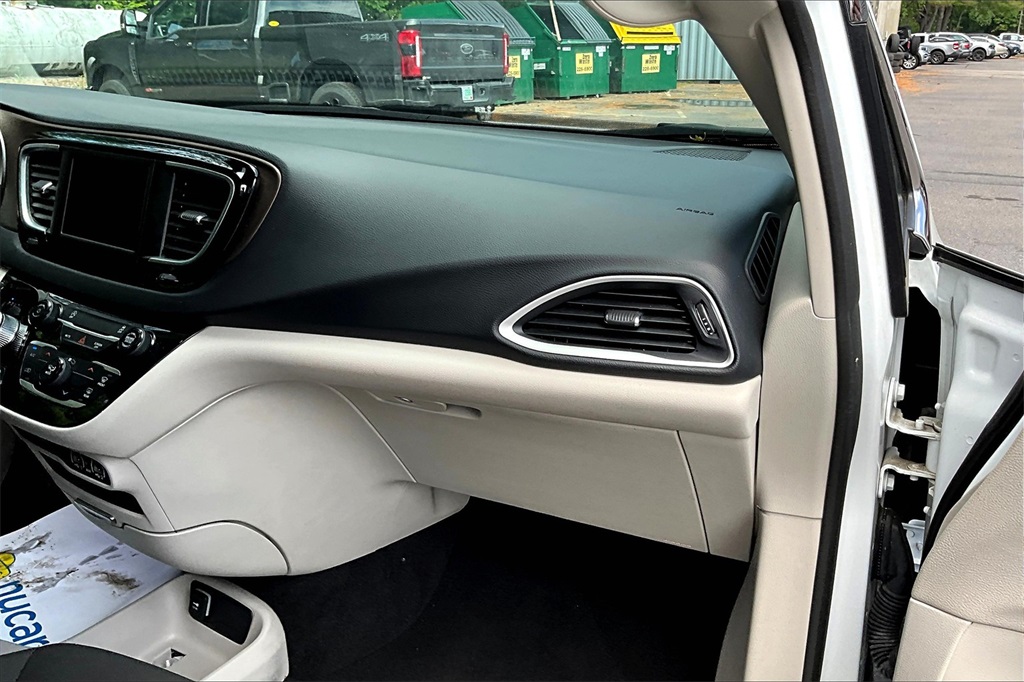 2023 Chrysler Voyager LX - Photo 13