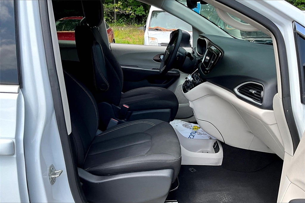 2023 Chrysler Voyager LX - Photo 14