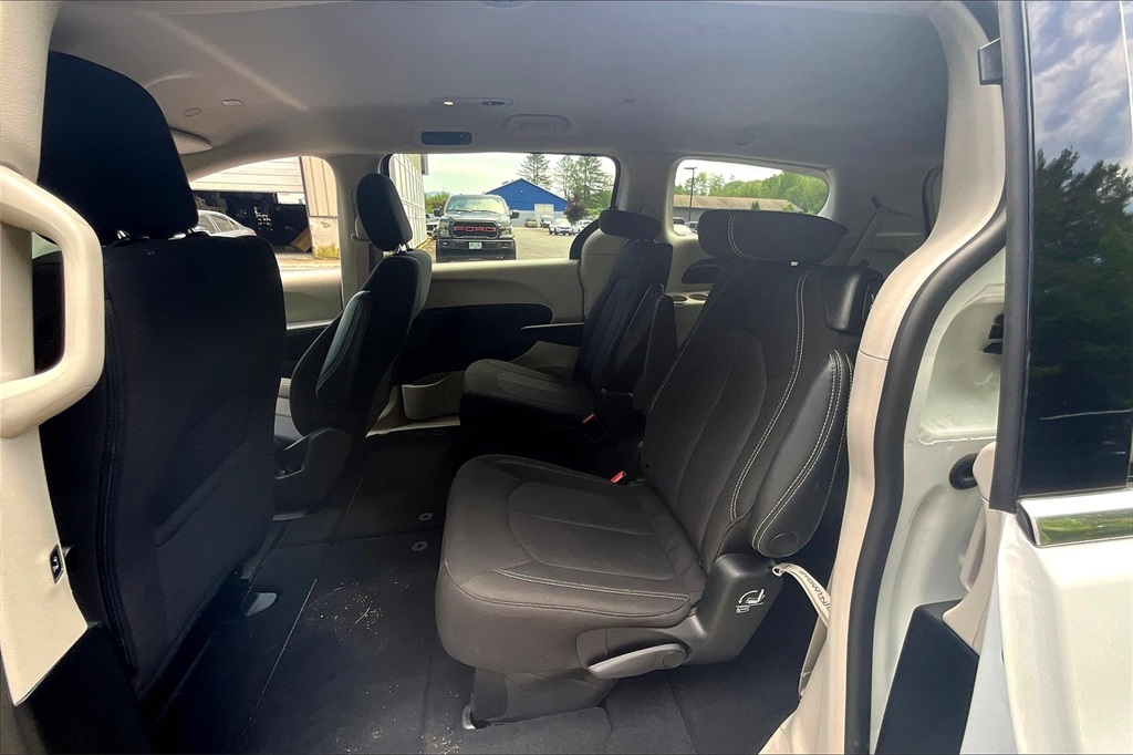2023 Chrysler Voyager LX - Photo 15