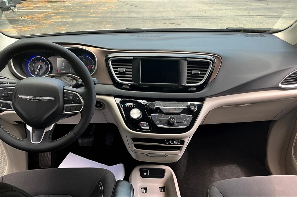 2023 Chrysler Voyager LX - Photo 19
