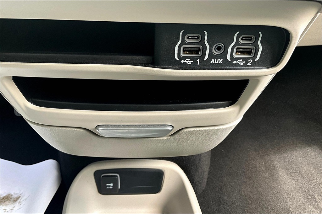 2023 Chrysler Voyager LX - Photo 28