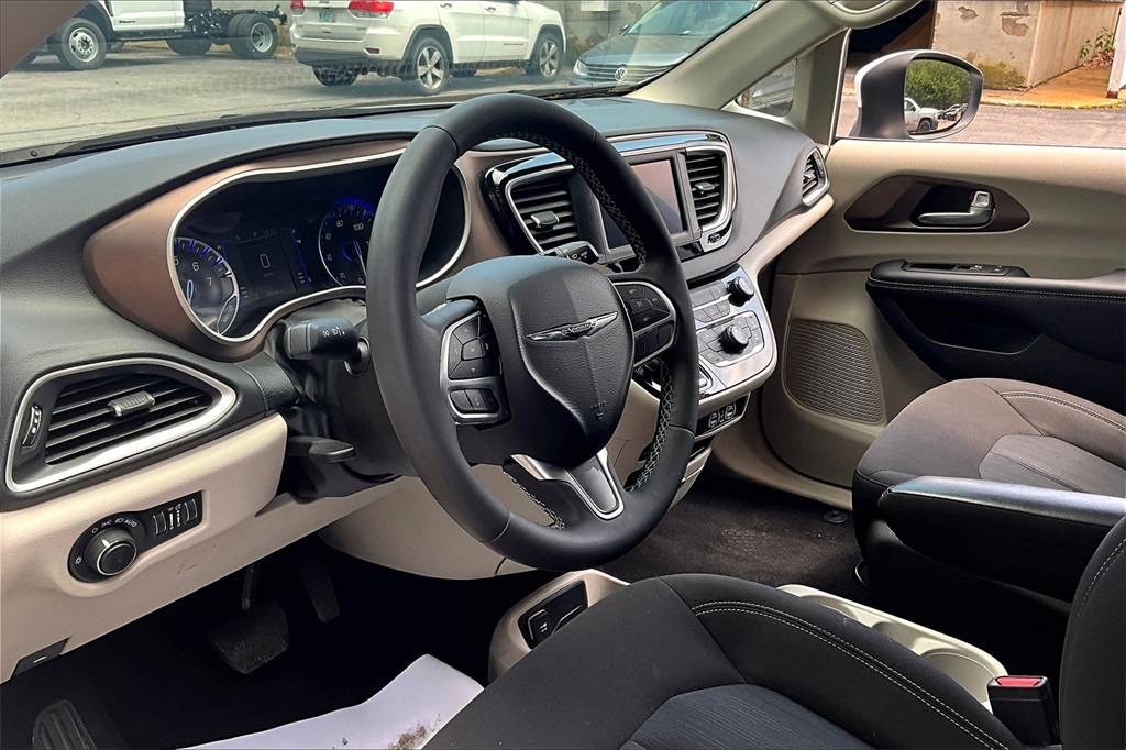 2023 Chrysler Voyager LX - Photo 8