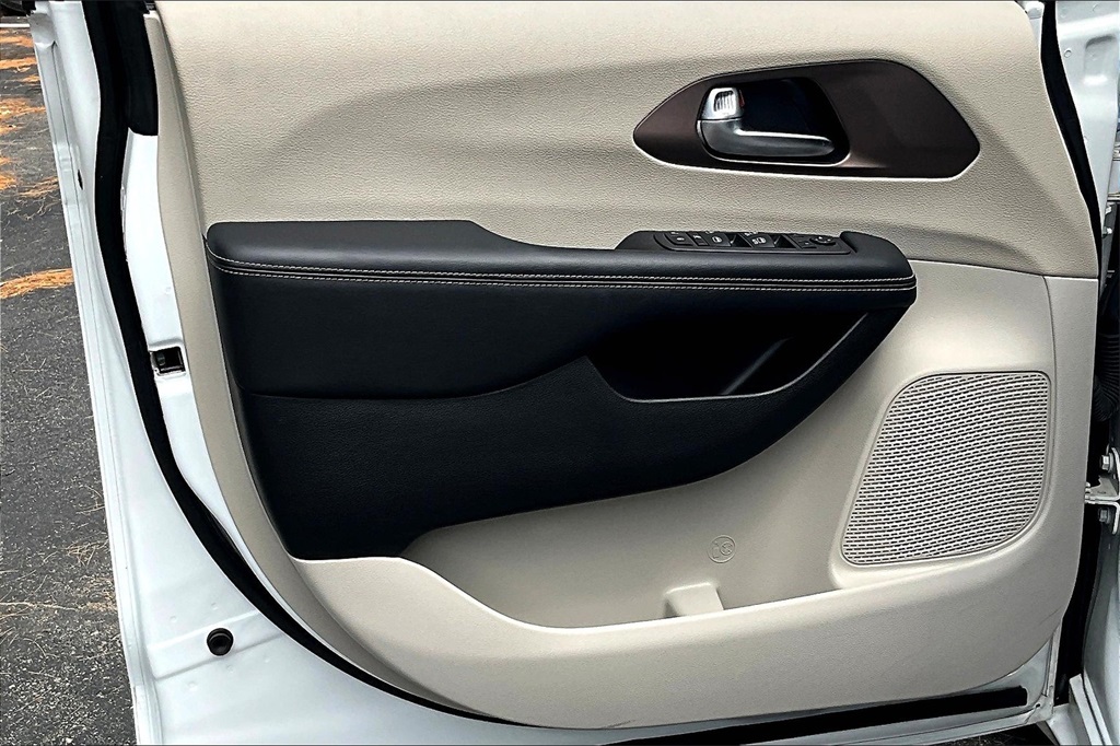 2023 Chrysler Voyager LX - Photo 9