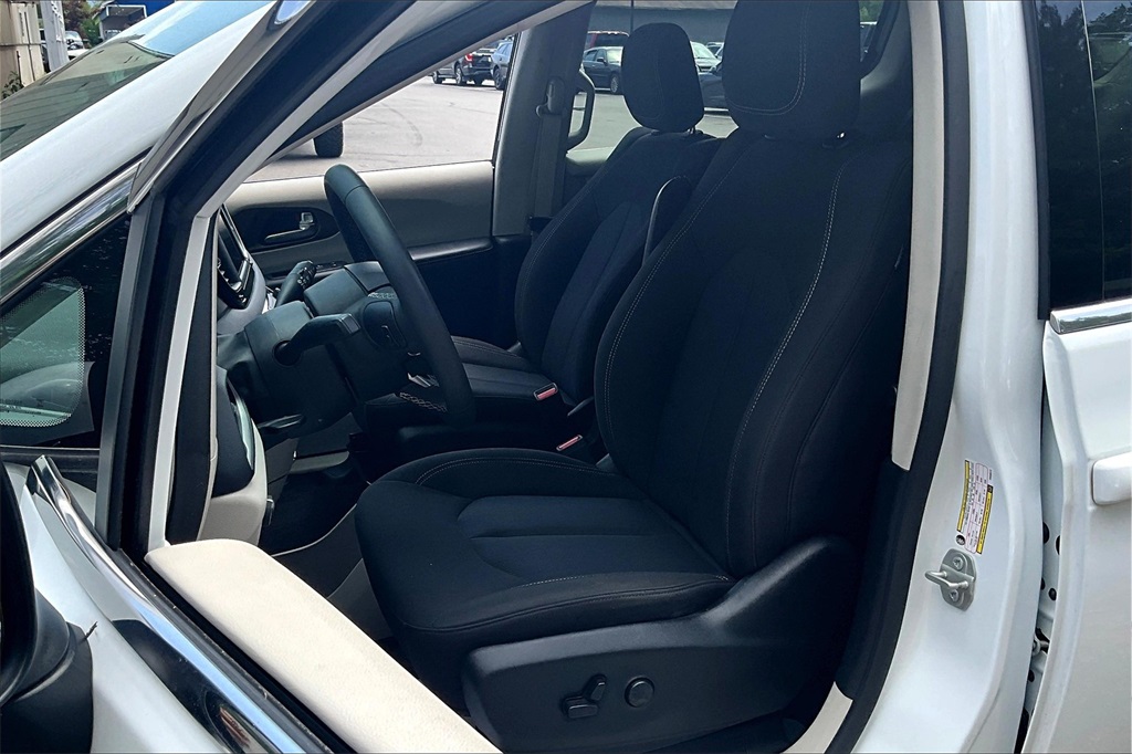 2023 Chrysler Voyager LX - Photo 10