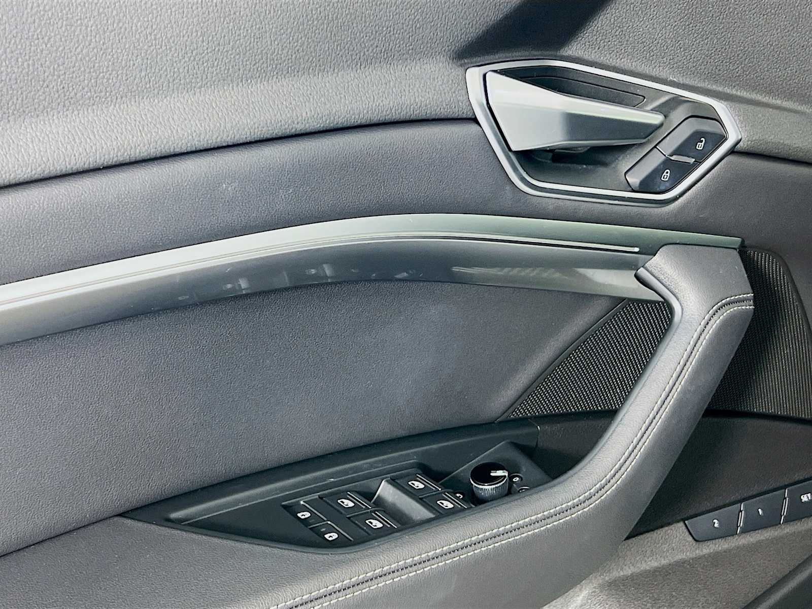 2022 Audi e-tron Premium - Photo 18