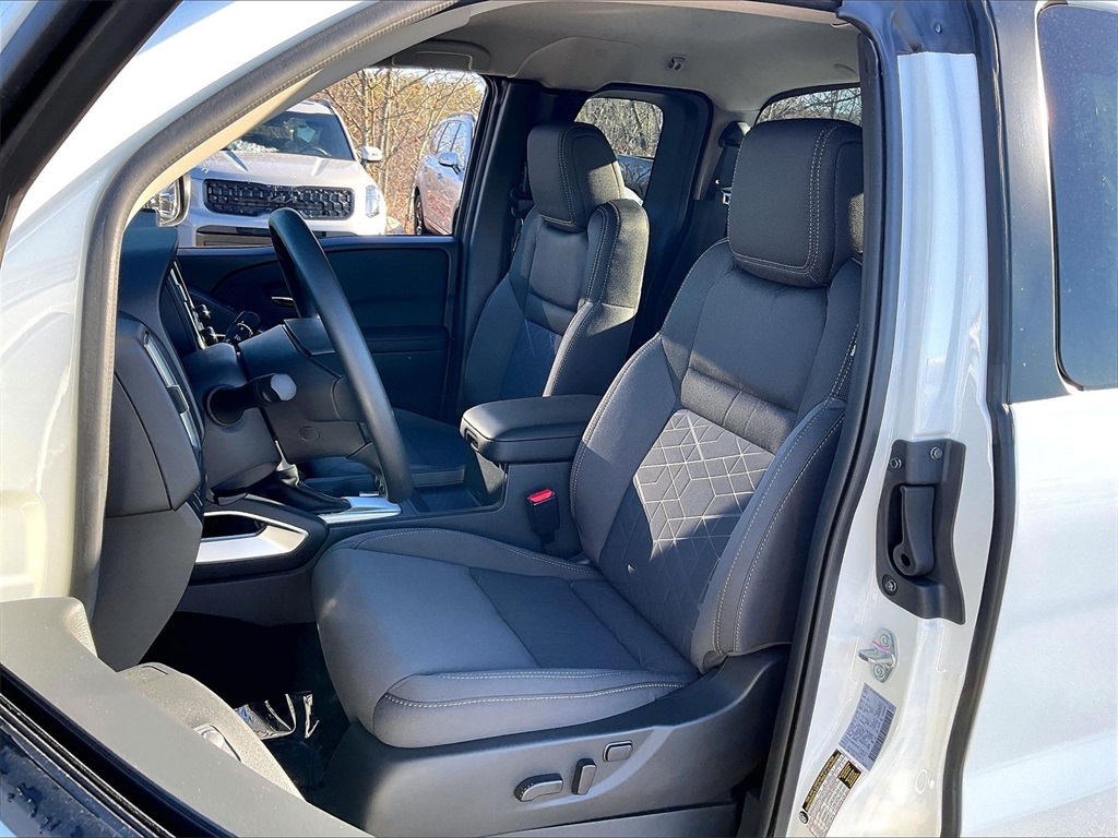 2025 Nissan Frontier SV - Photo 9