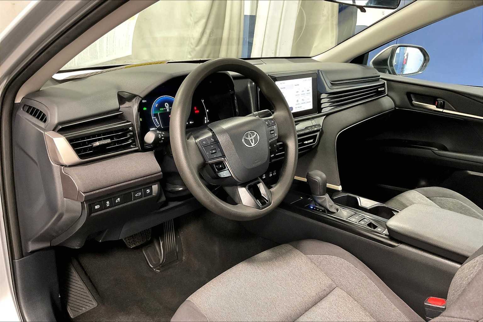 2025 Toyota Camry LE - Photo 8