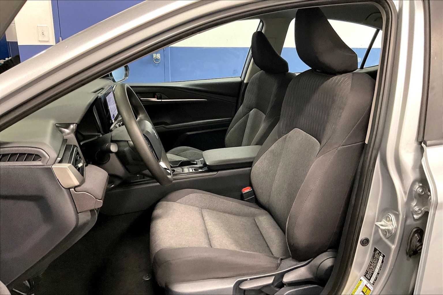 2025 Toyota Camry LE - Photo 10